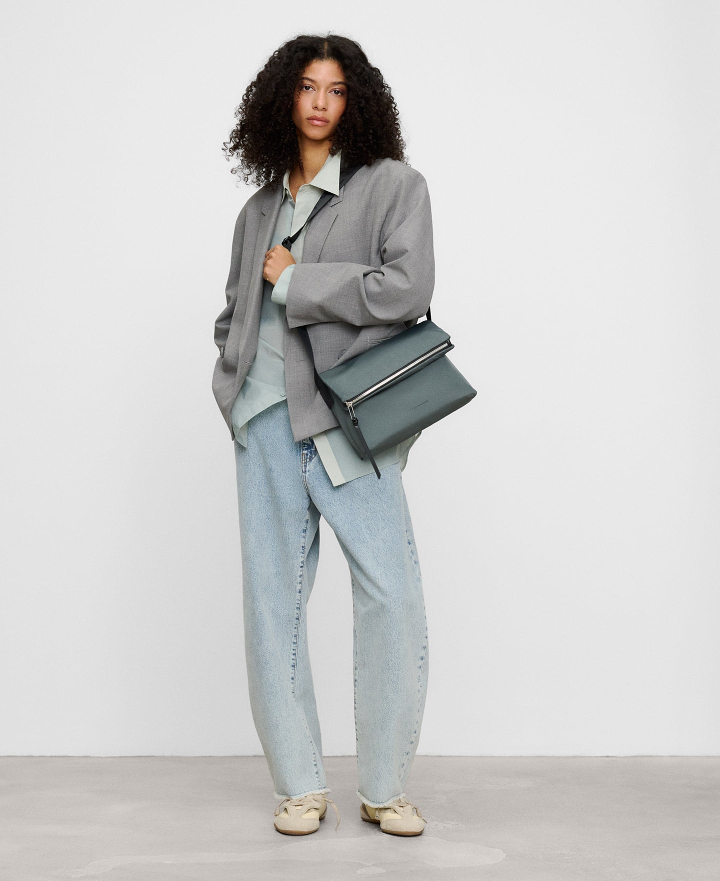 Sac &agrave; bandouli&egrave;re en nylon &agrave; revers pli&eacute; en taille moyenne image number 4