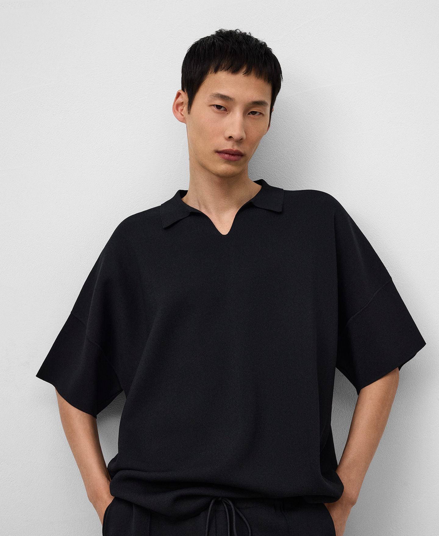 Polo crepe com gola em V para homem image number 0