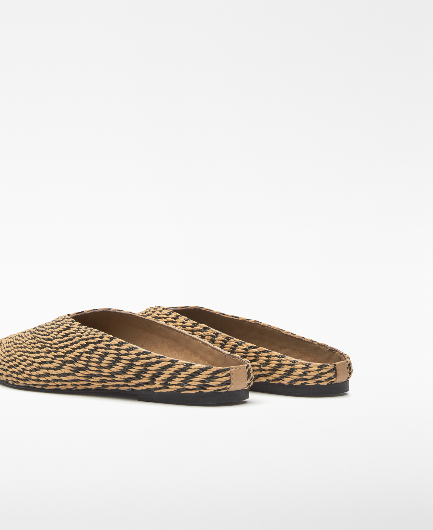 Two-tone raffia-textured mule woman image number 2