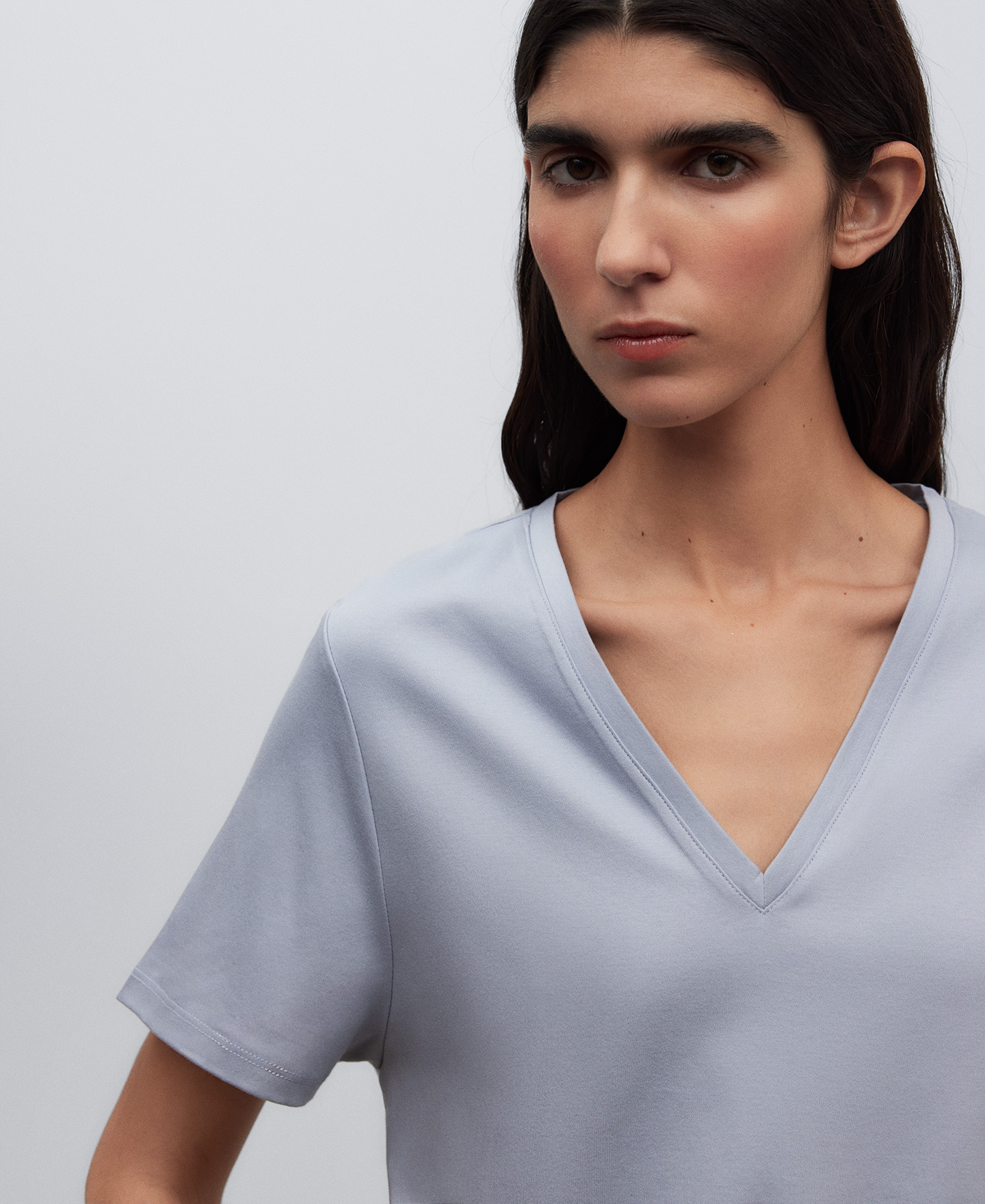 Camiseta cuello pico azul mujer image number 3