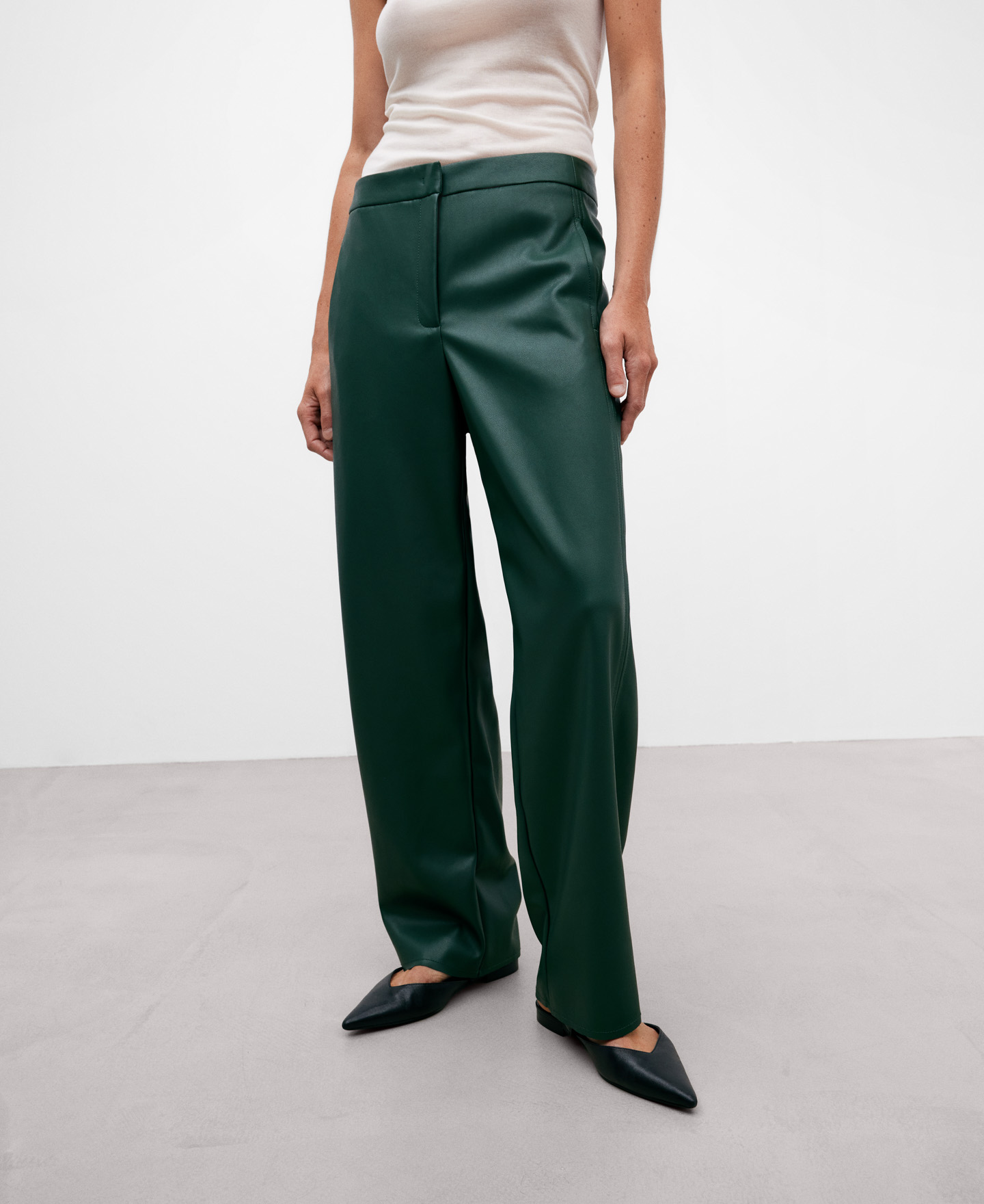 Pantalón recto textura piel mujer image number 0