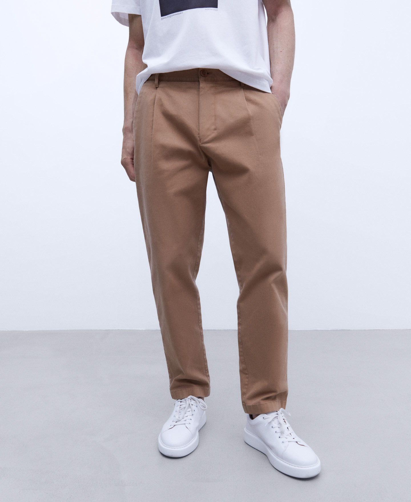 Pantalón chino de pinzas en algodón image number 0