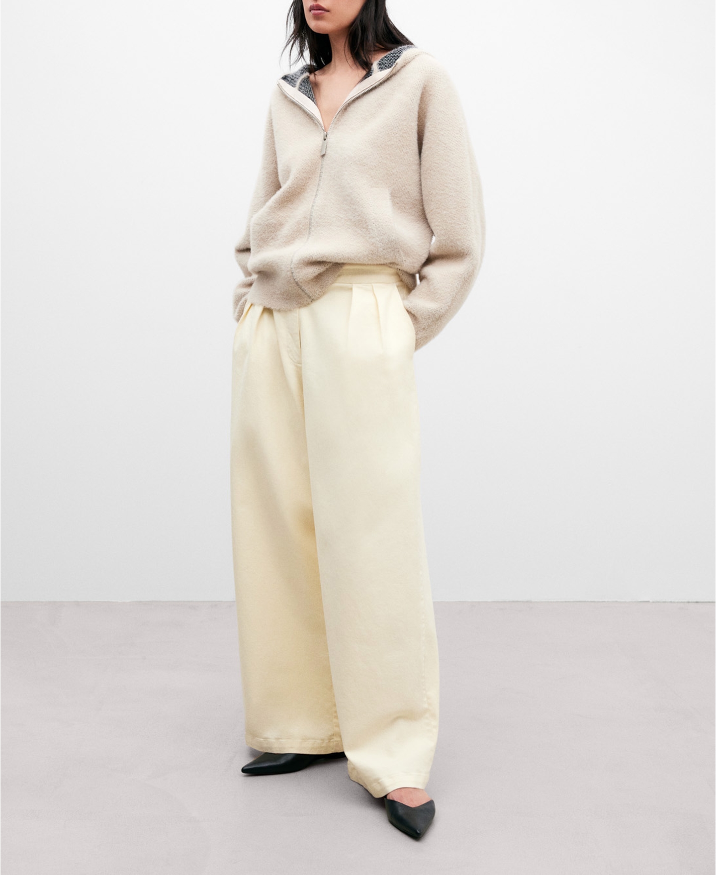 Ribbed beanie for women image number 3