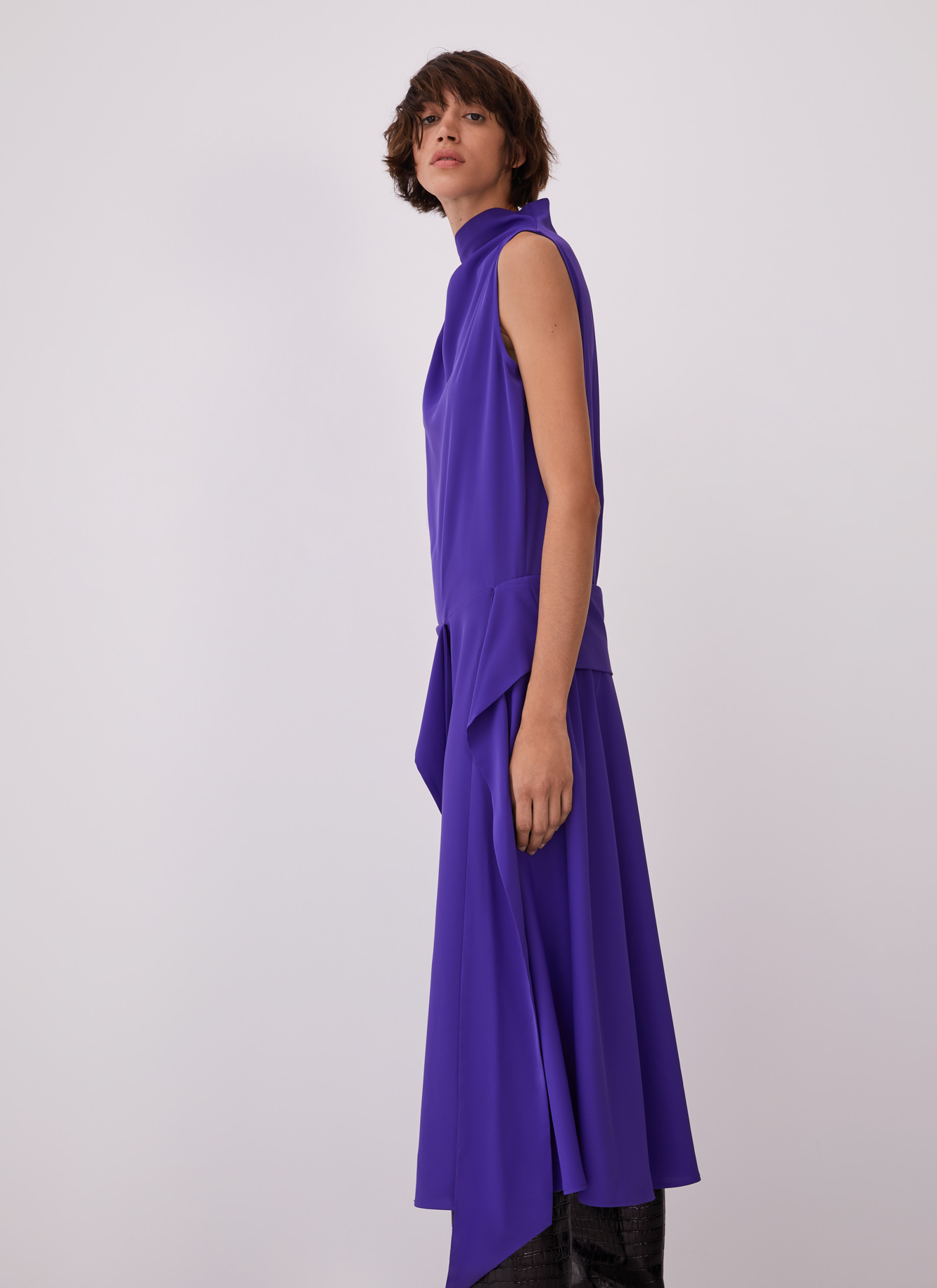 Dress with asymmetric neckline image number 2