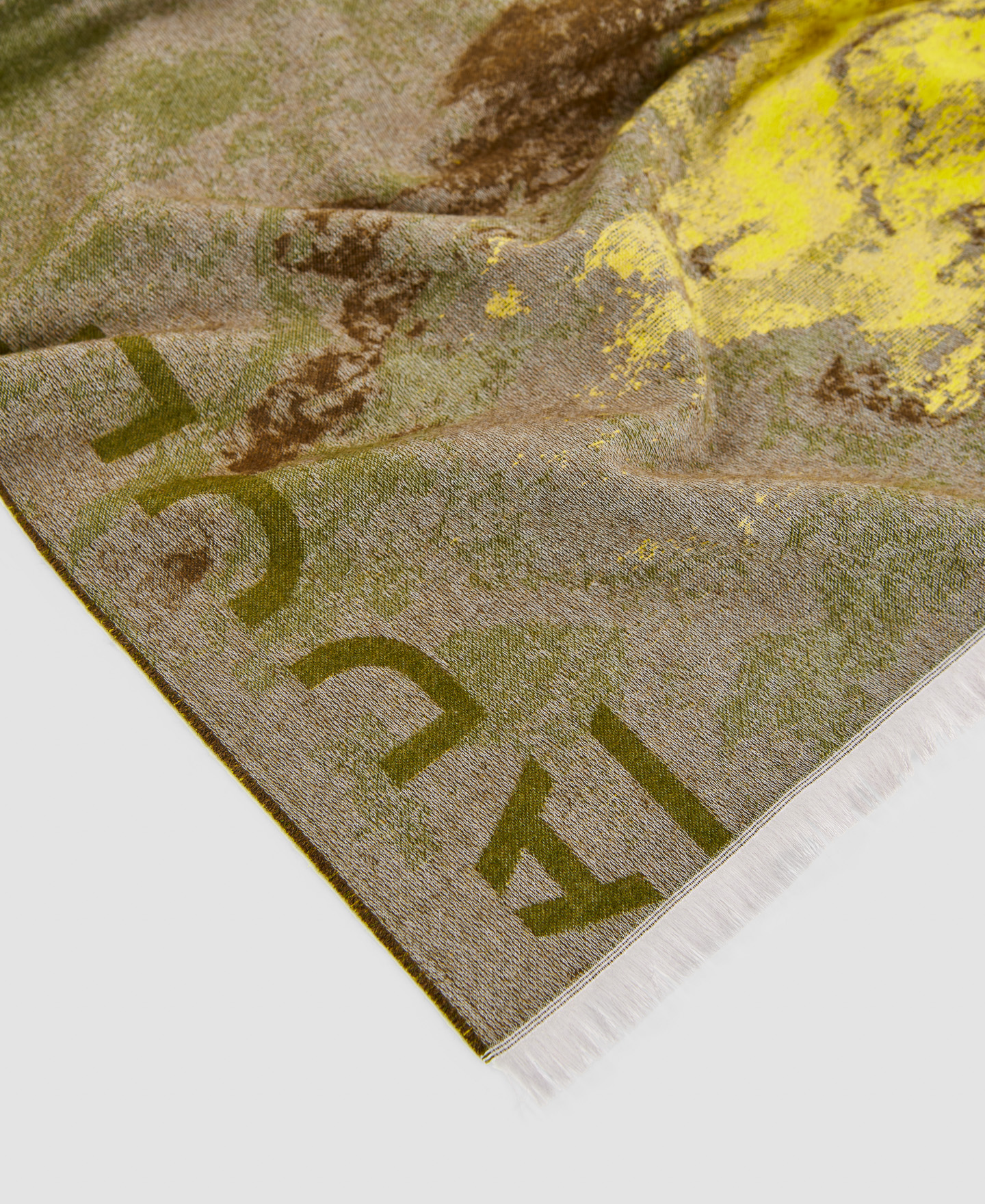 Jacquardized print scarf image number 2