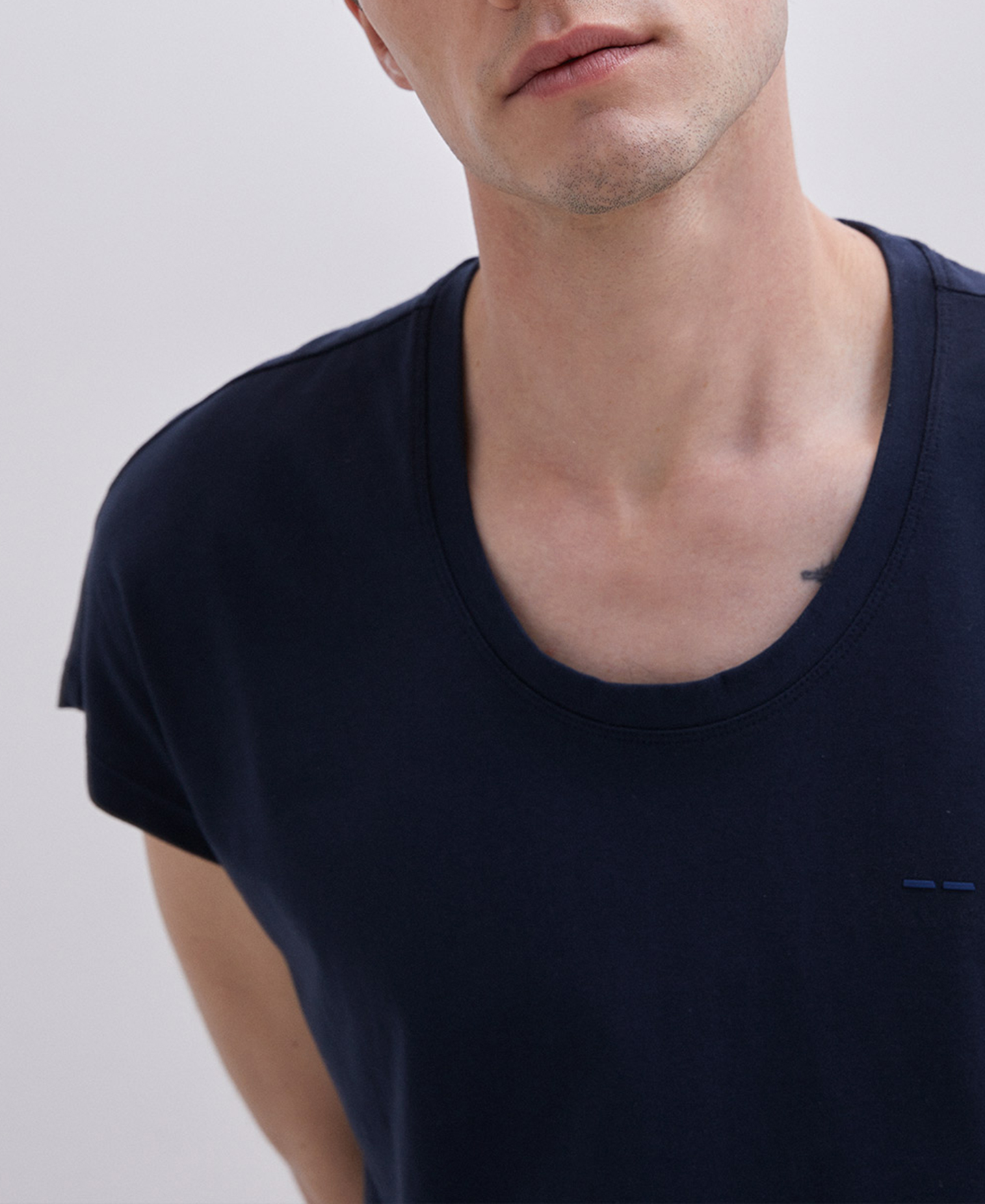 Camiseta azul cuello redondo image number 0