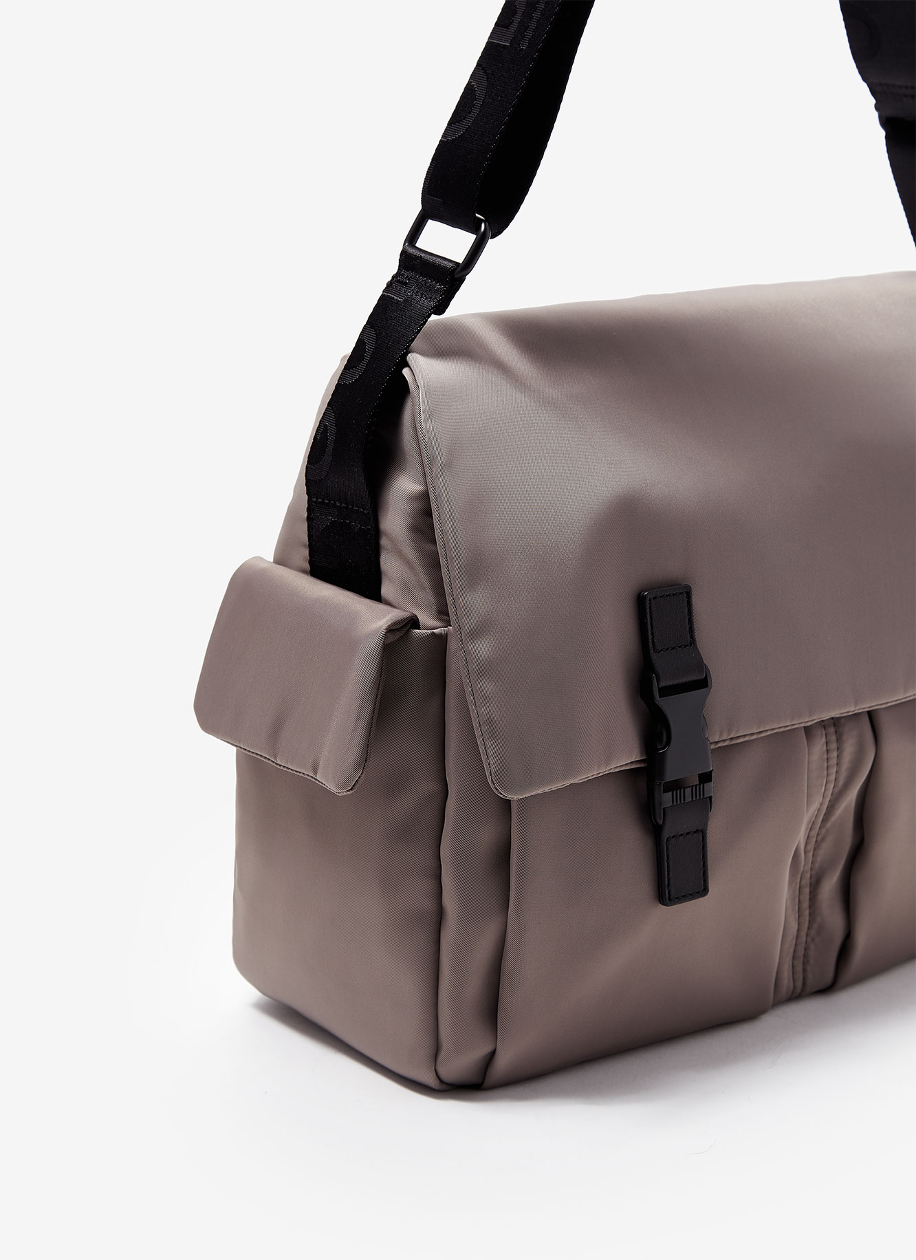 Messenger de nylon con bolsillos image number 2
