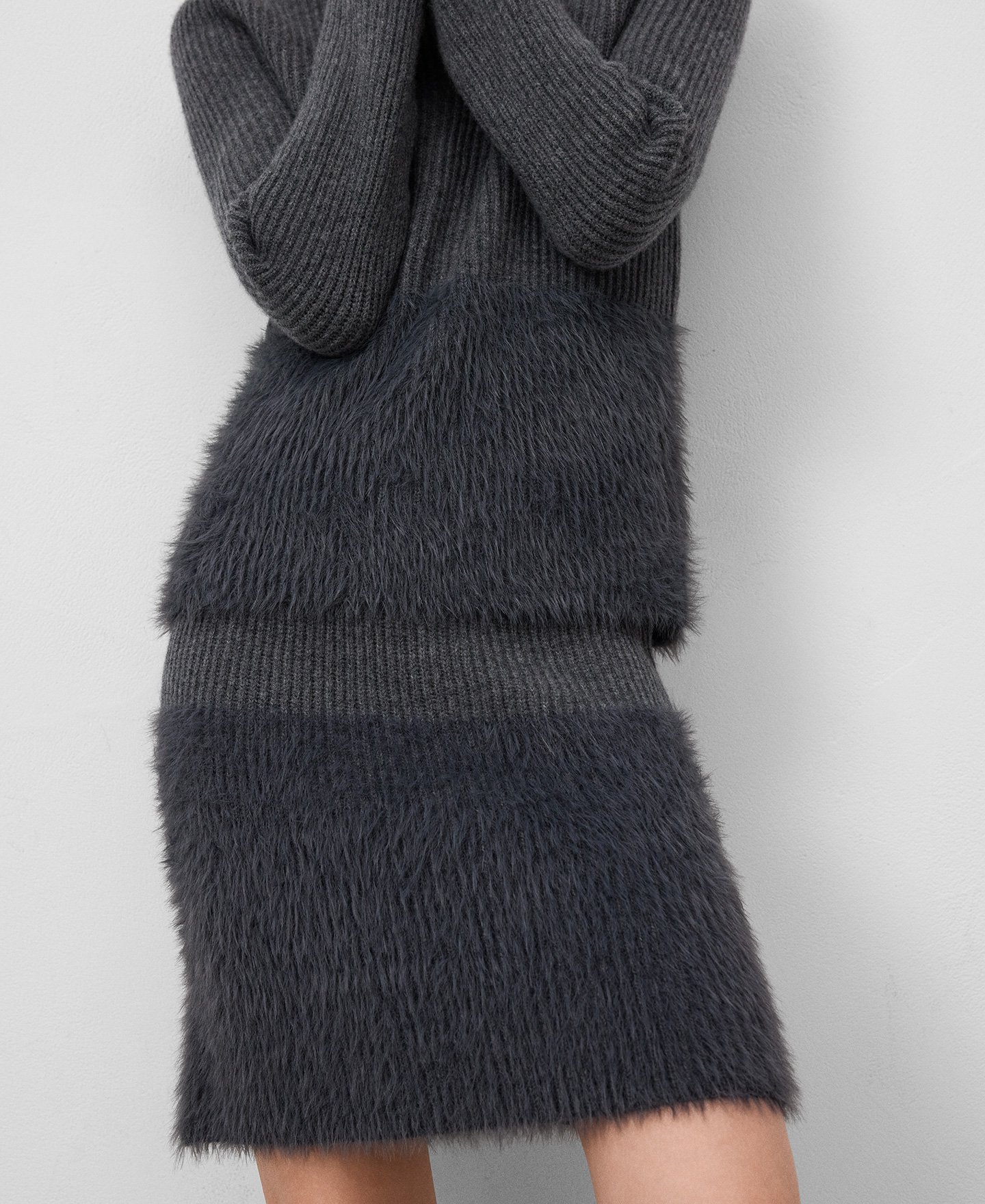 Fuzzy knit skirt woman image number 3