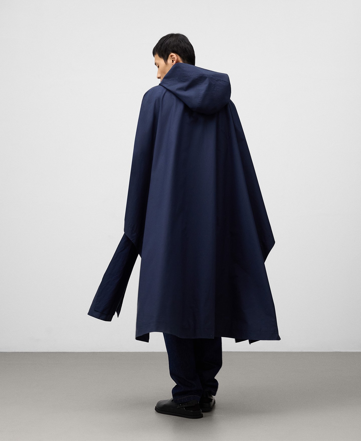 Capa oversize bordada con capucha hombre image number 2
