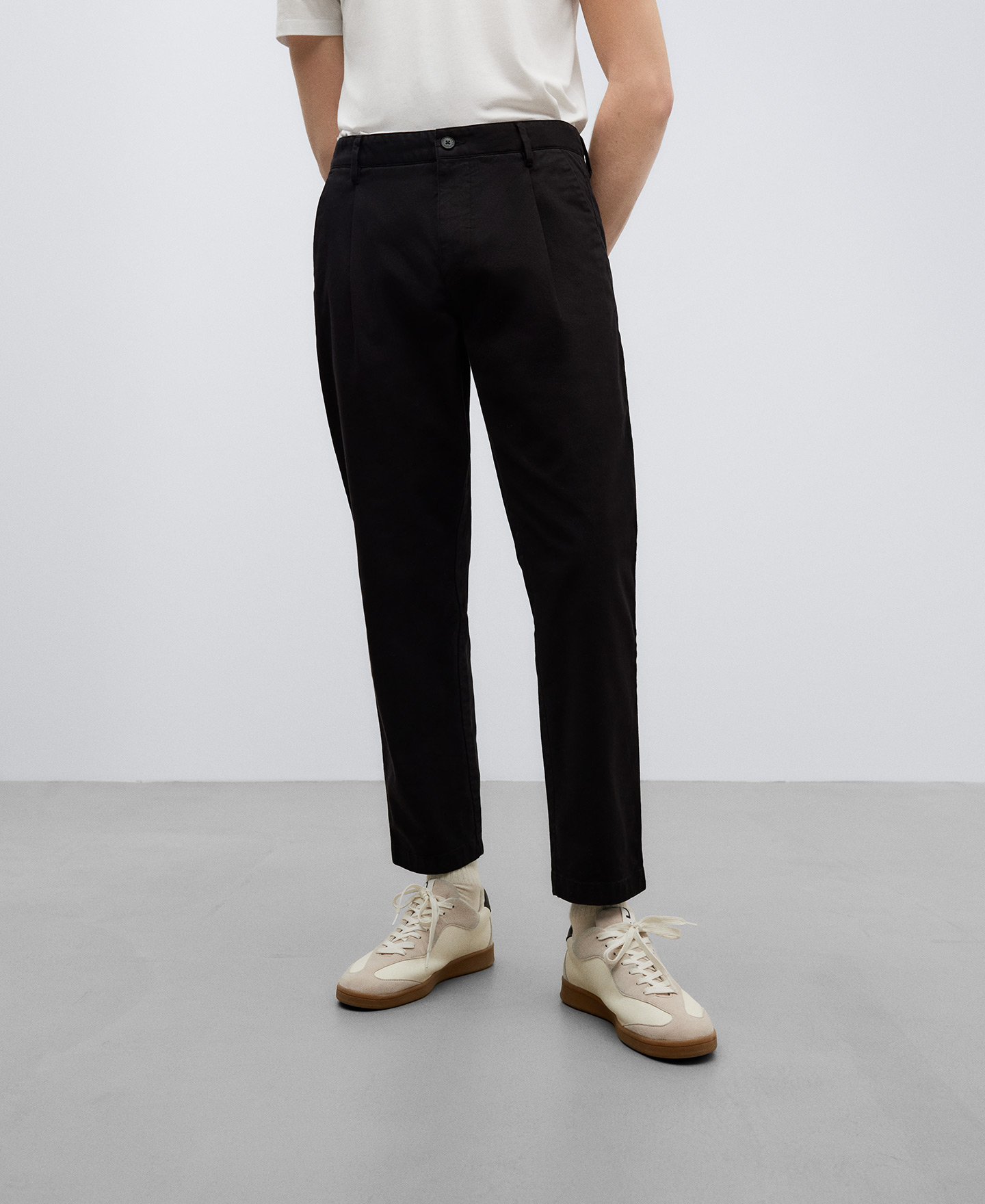 Pantalón chino en algodón negro hombre image number 0