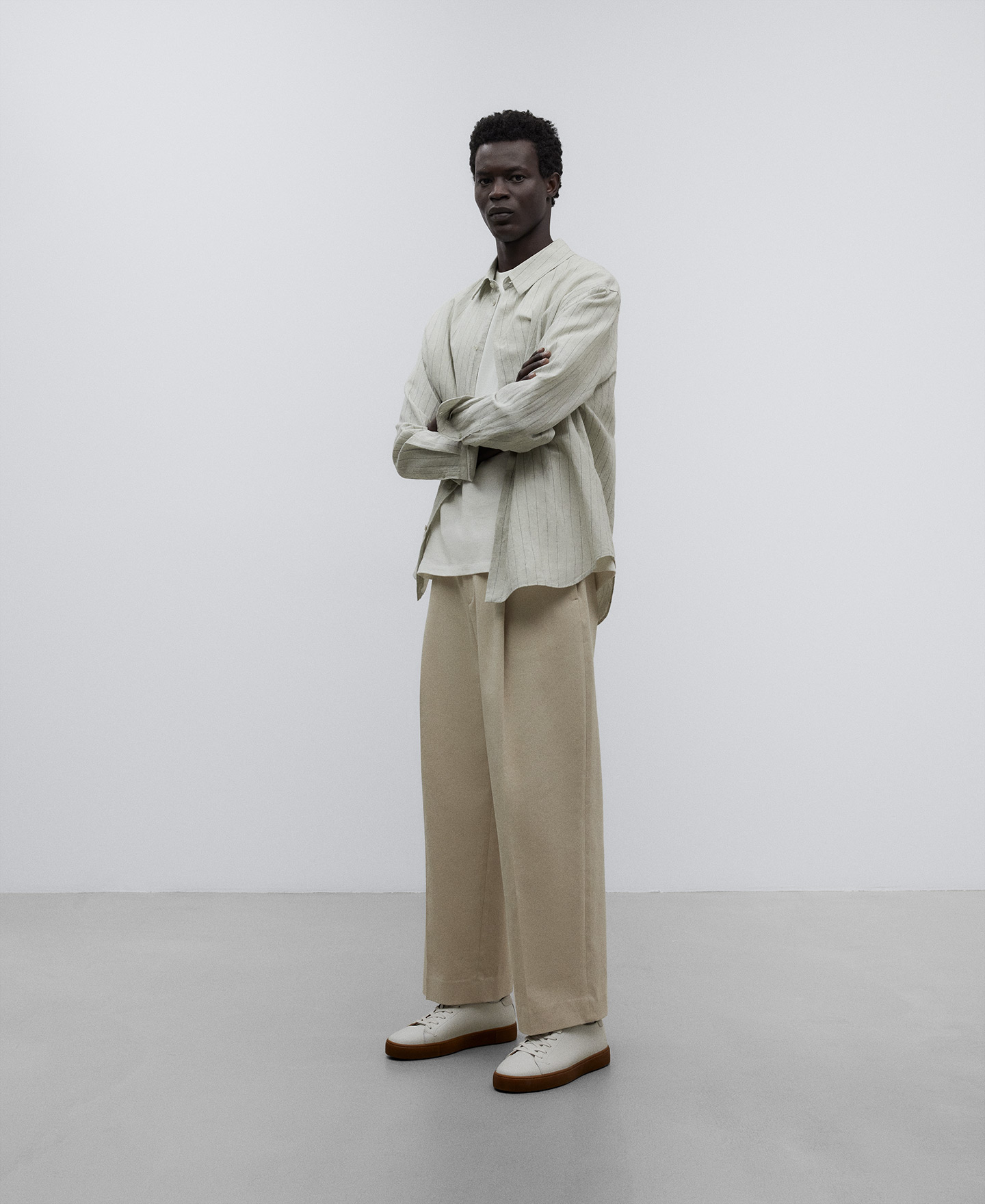 Basic sneaker man image number 3