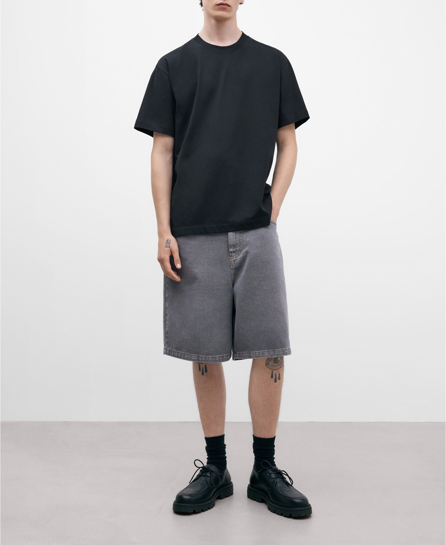 Camiseta negra cuello caja image number 1