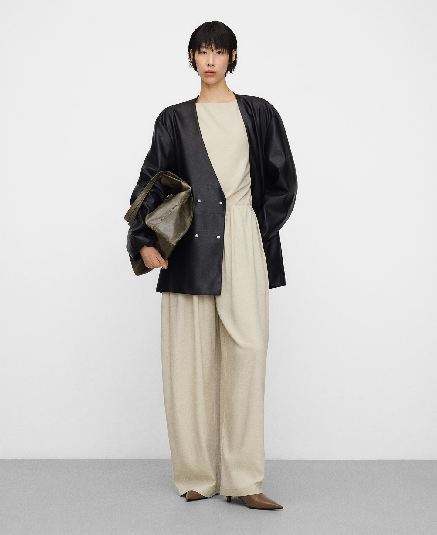 Pantal&oacute;n plisado fluido image number 4