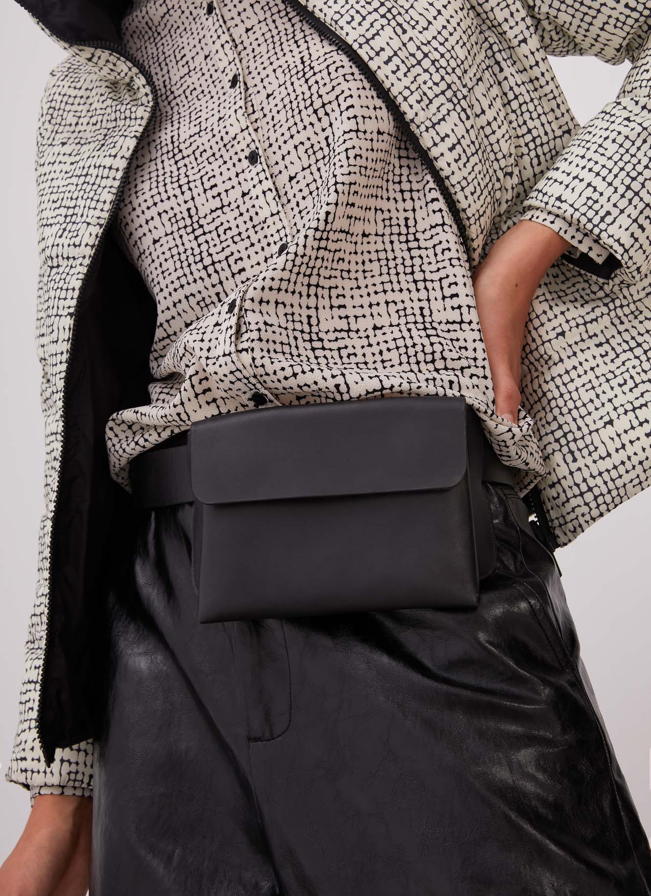 Removable bovine leather waist bag image number 3