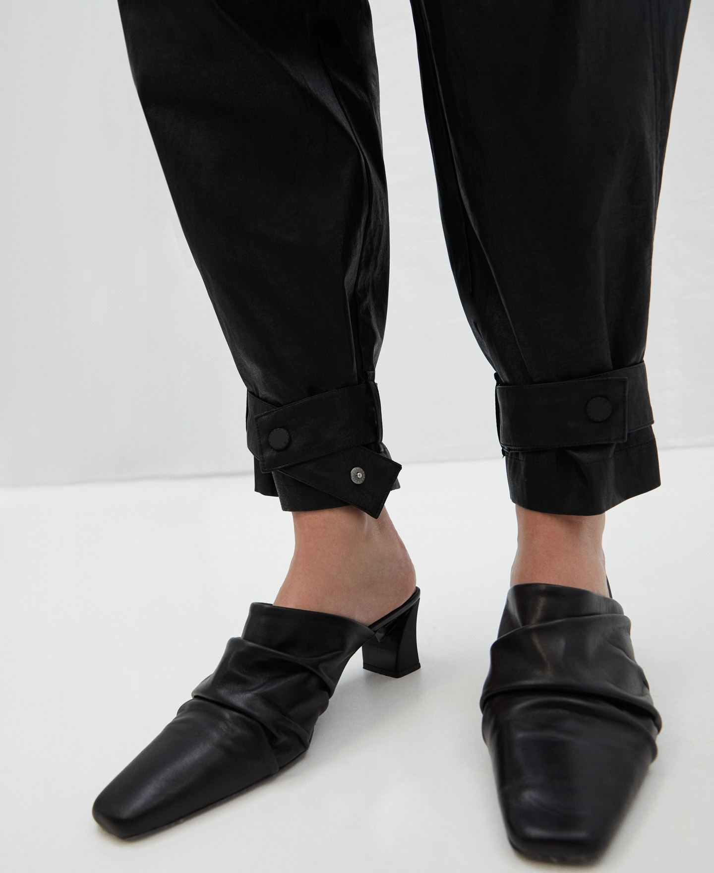 Pantalón slouchy en textura piel image number 3