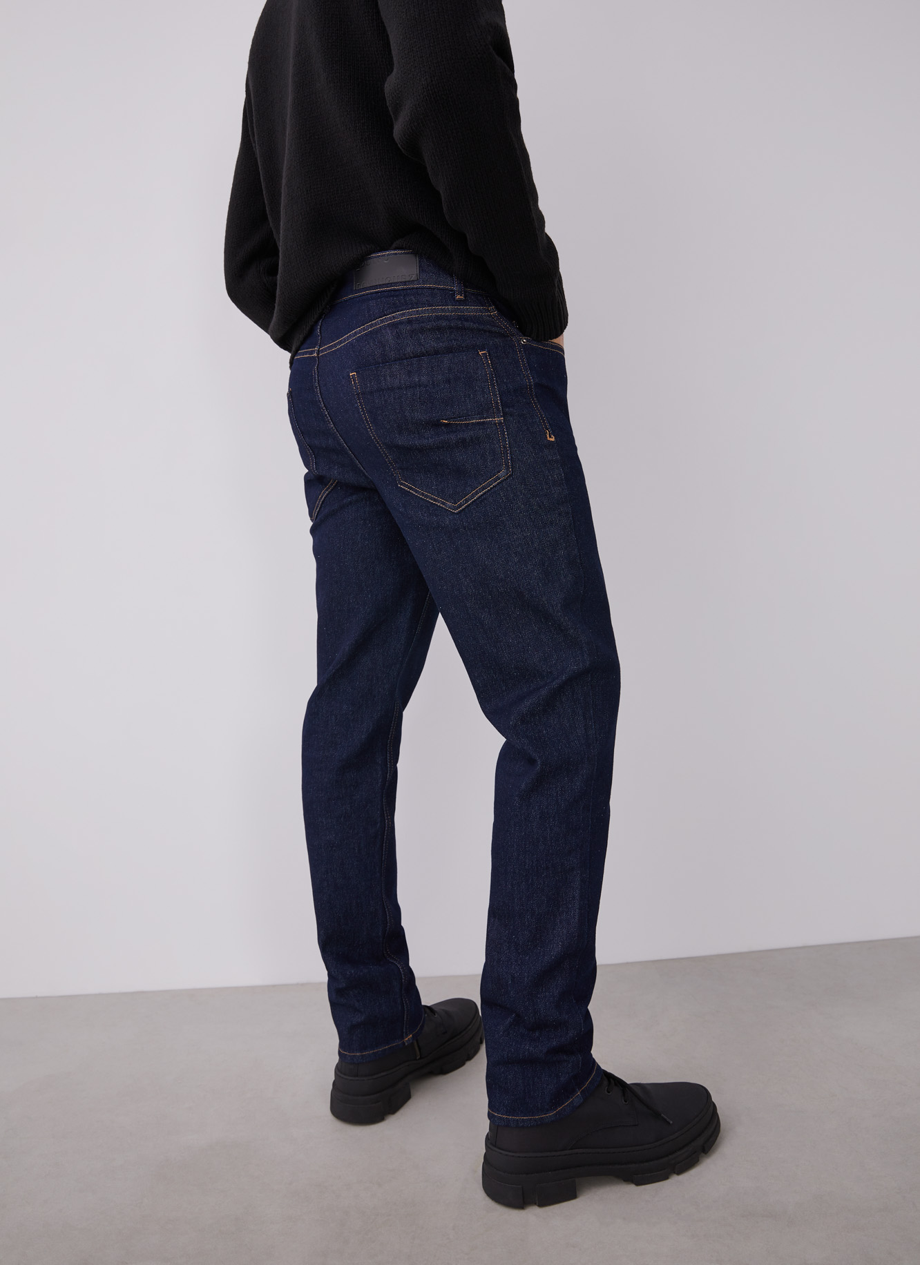 Slim fit jeans with five pockets image number 3