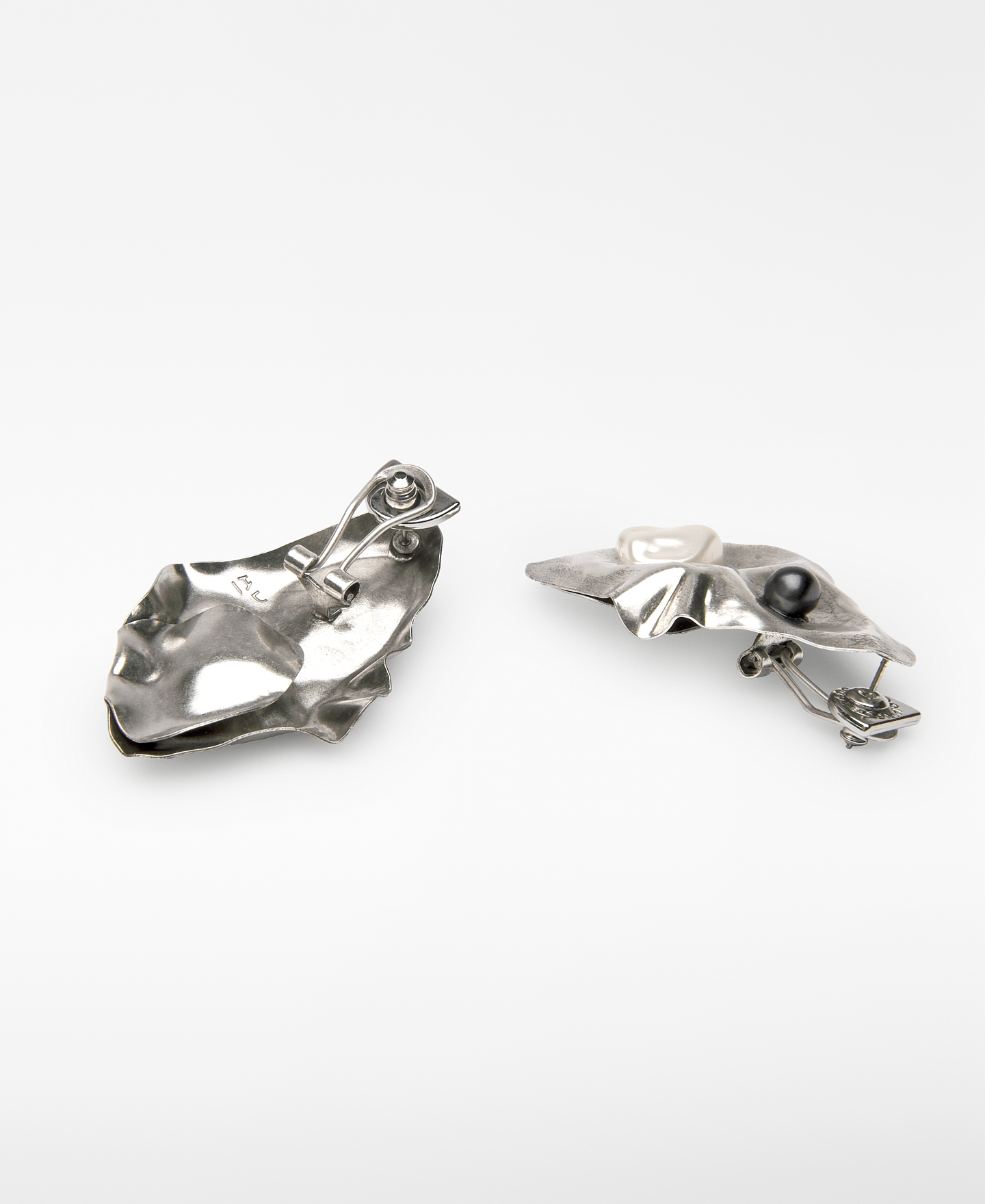 Metal earrings with pearl woman image number 1