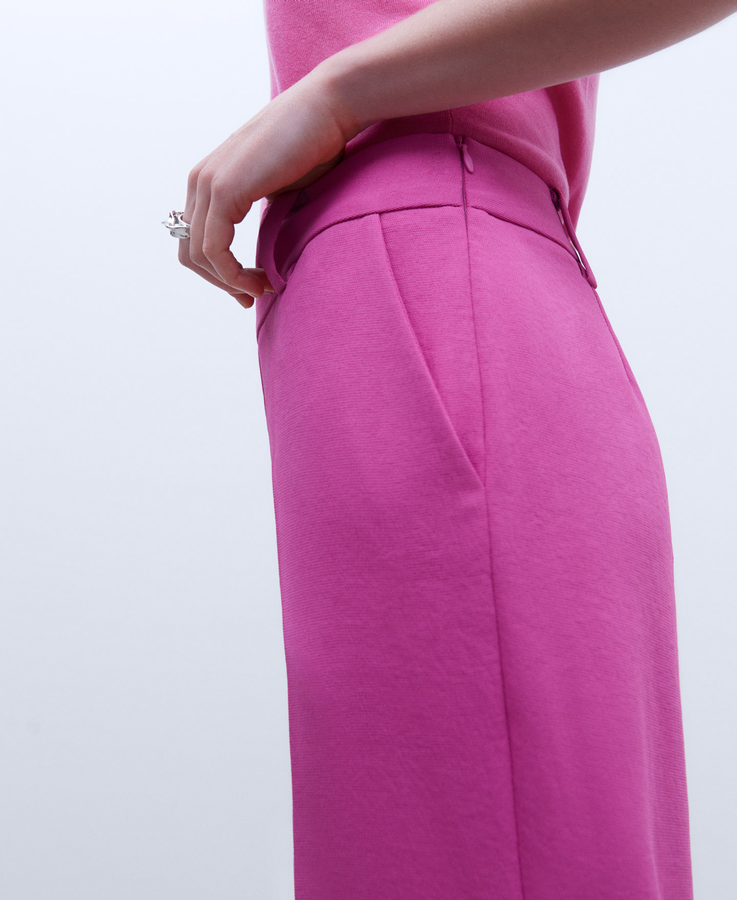 Dart monochromatic trousers image number 3