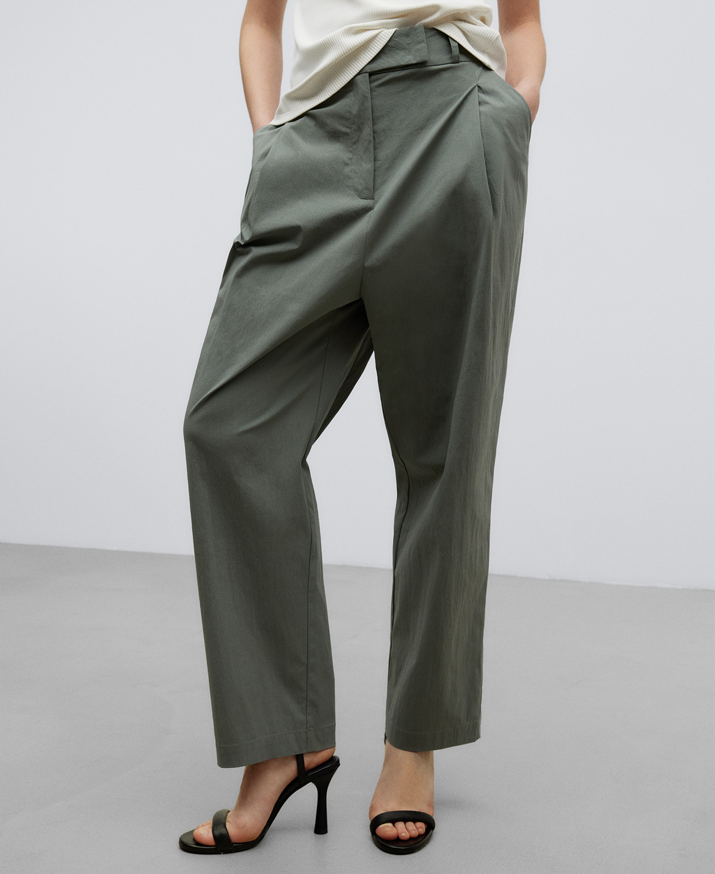 Green trousers woman image number 0
