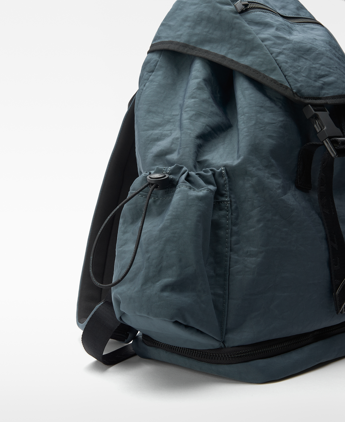 Mochila saco nailon reciclado hombre image number 3