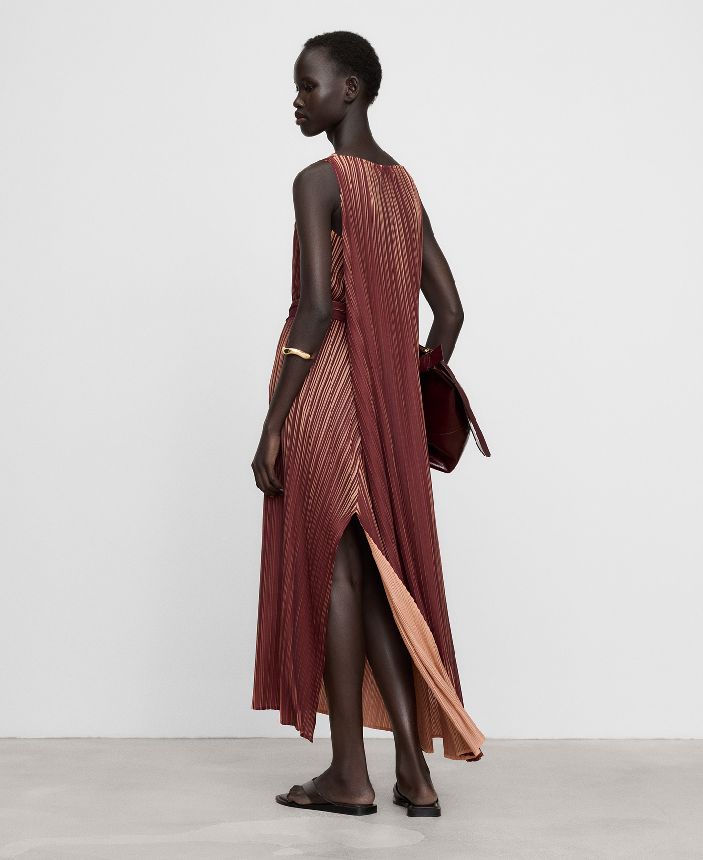 Crinkle two-tone dress with back cape image number 2