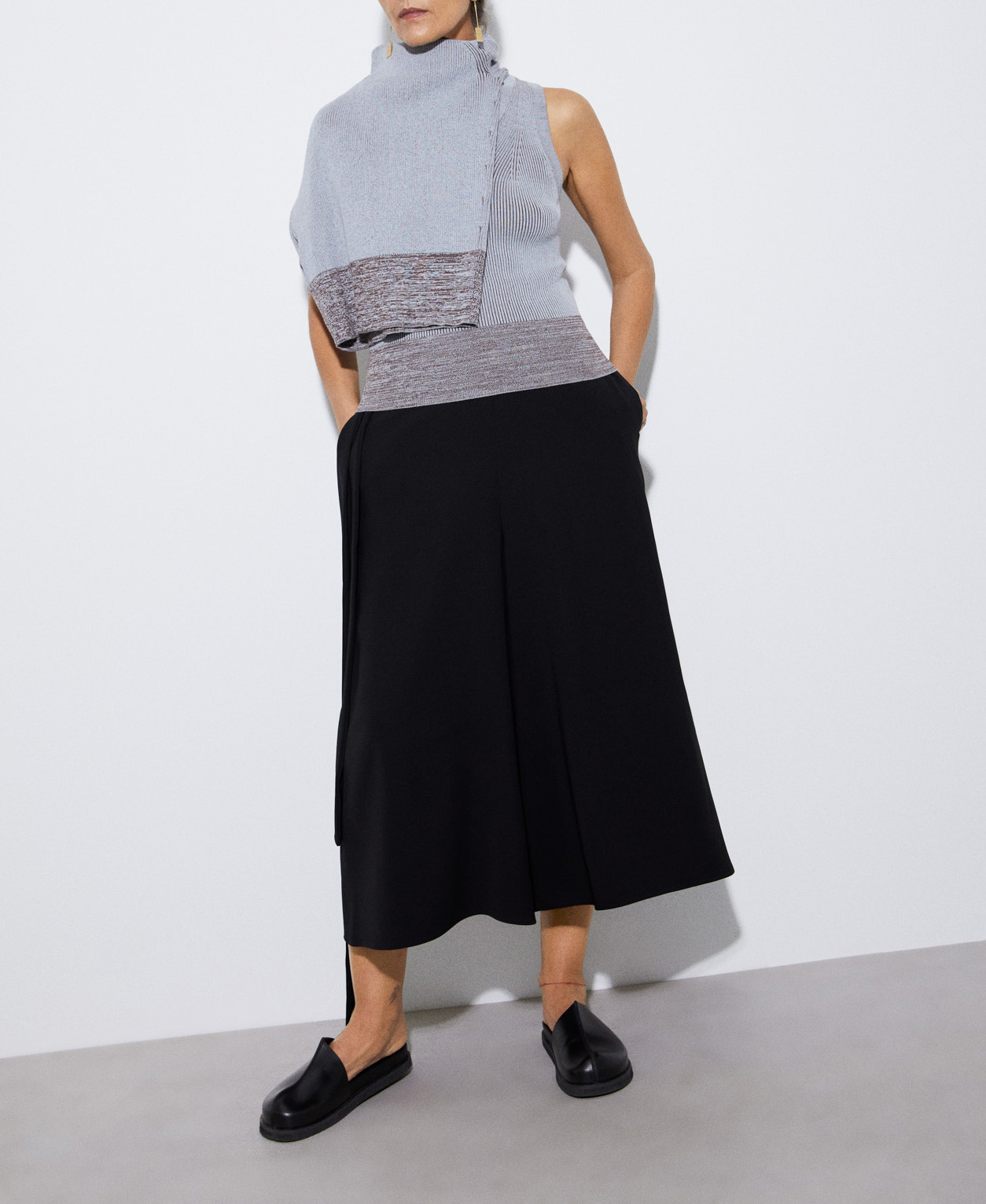 V-neck top in plated knit image number 1