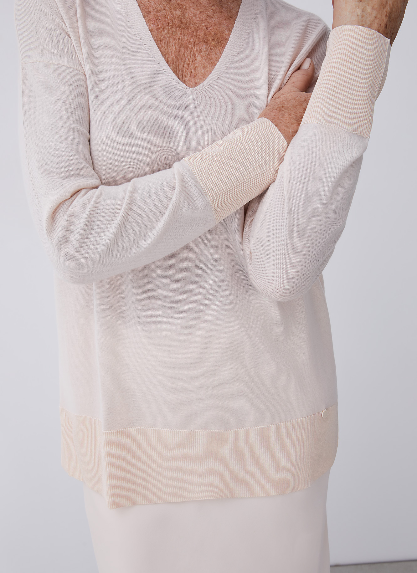 Fine merino wool v-neck sweater image number 7