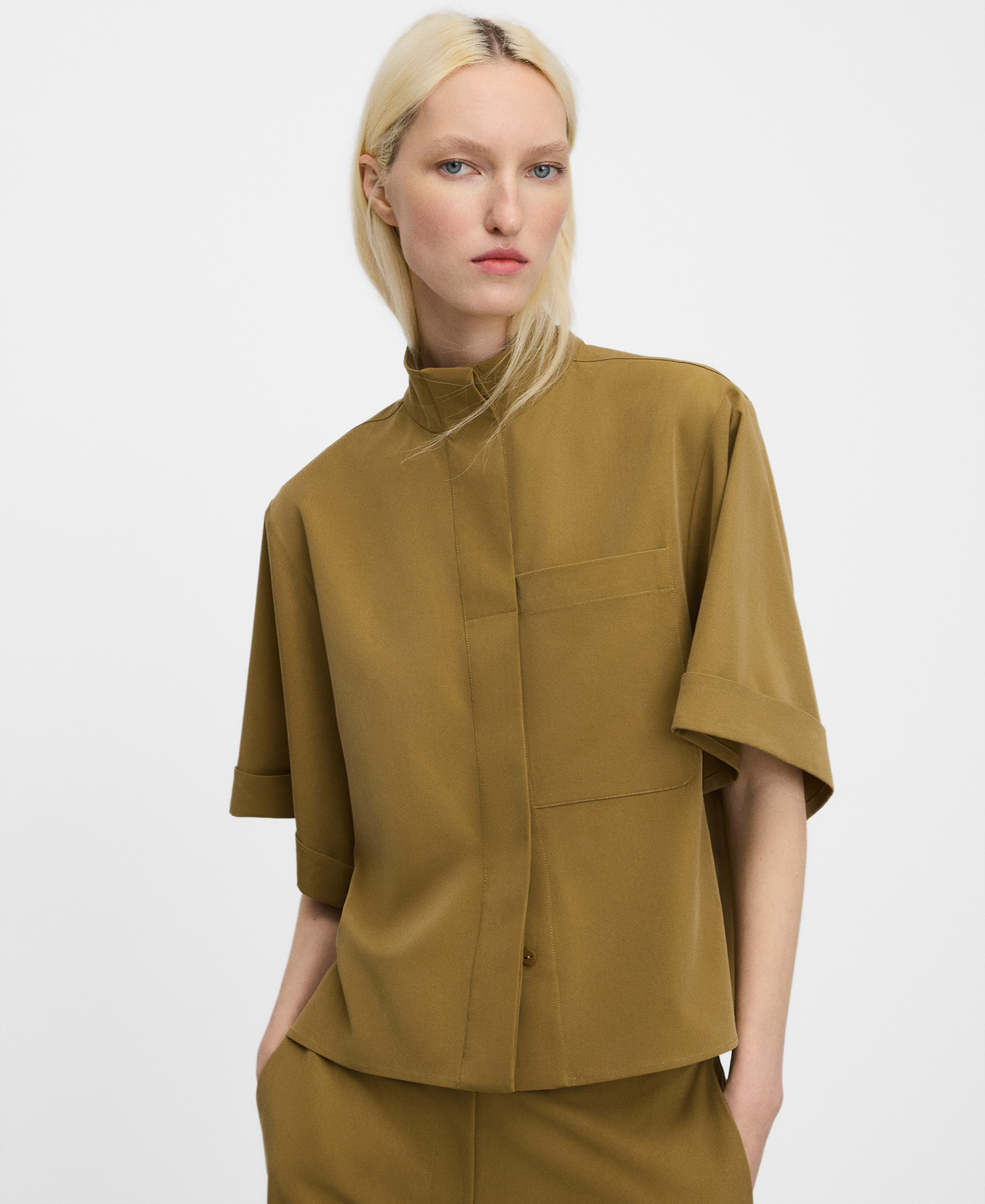 Camisa de manga curta com gola fita para mulher image number 0