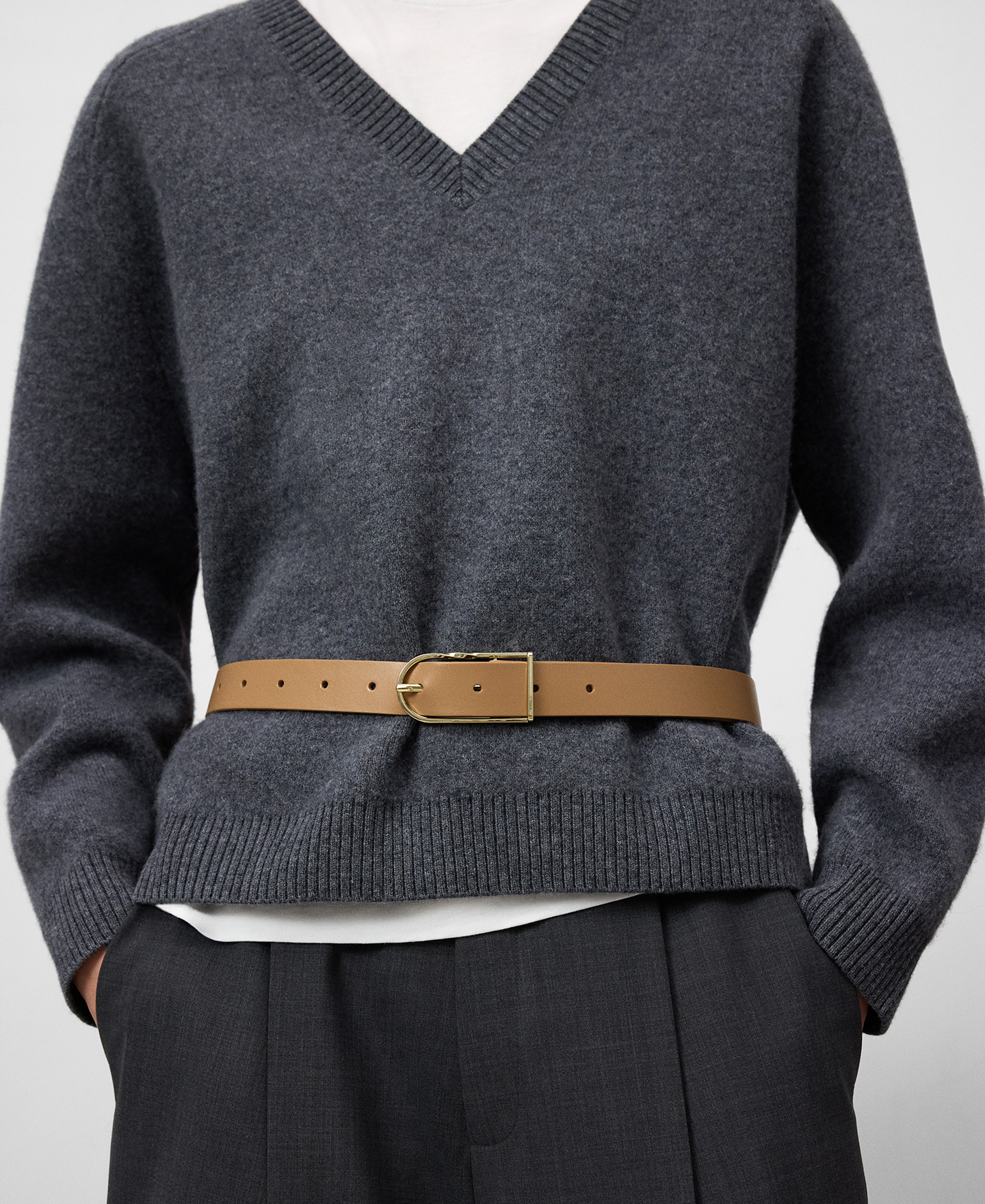 Wool V-neck sweater woman image number 4