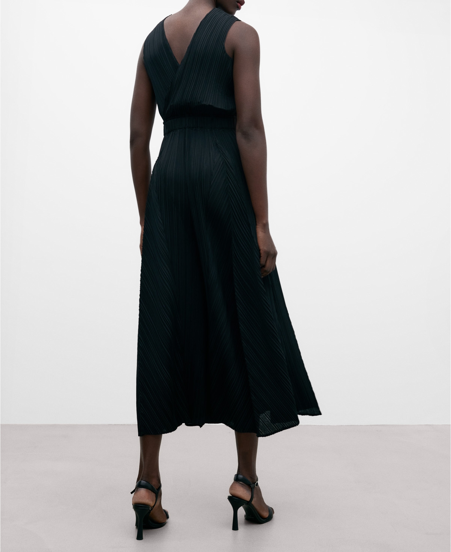 Mono pespuntes en crinkle negro mujer image number 2