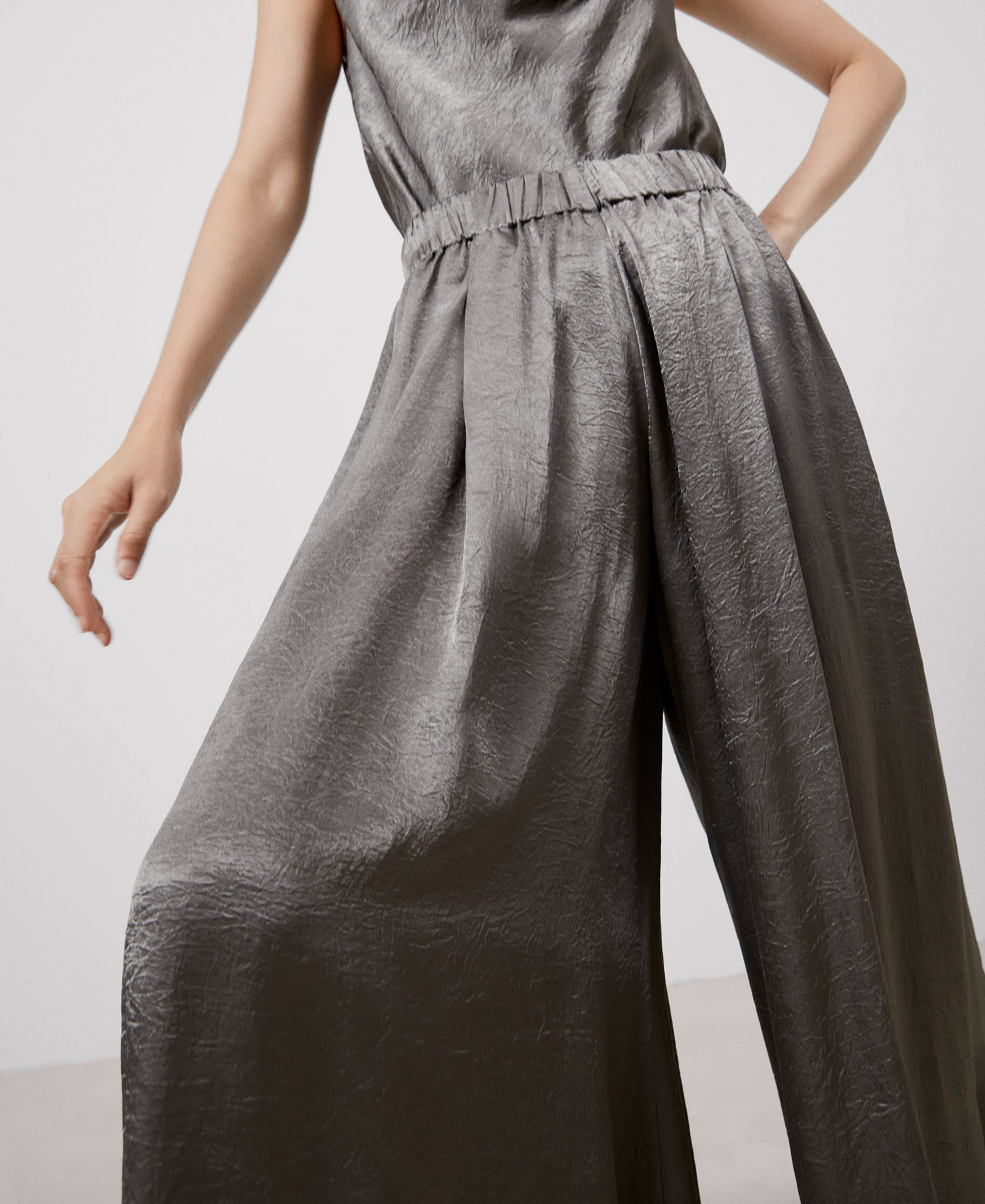 Loose pleated trousers image number 3