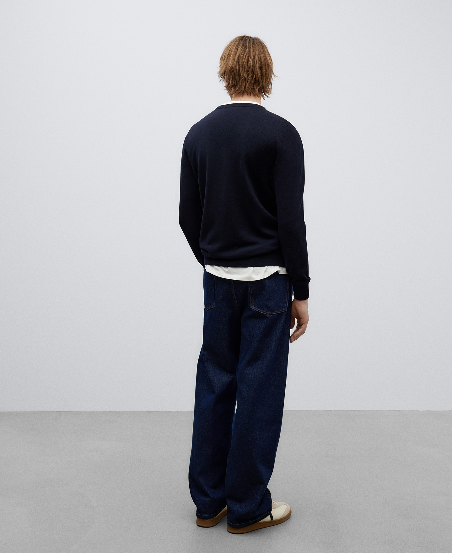 Jersey lana merino cuello pico image number 2