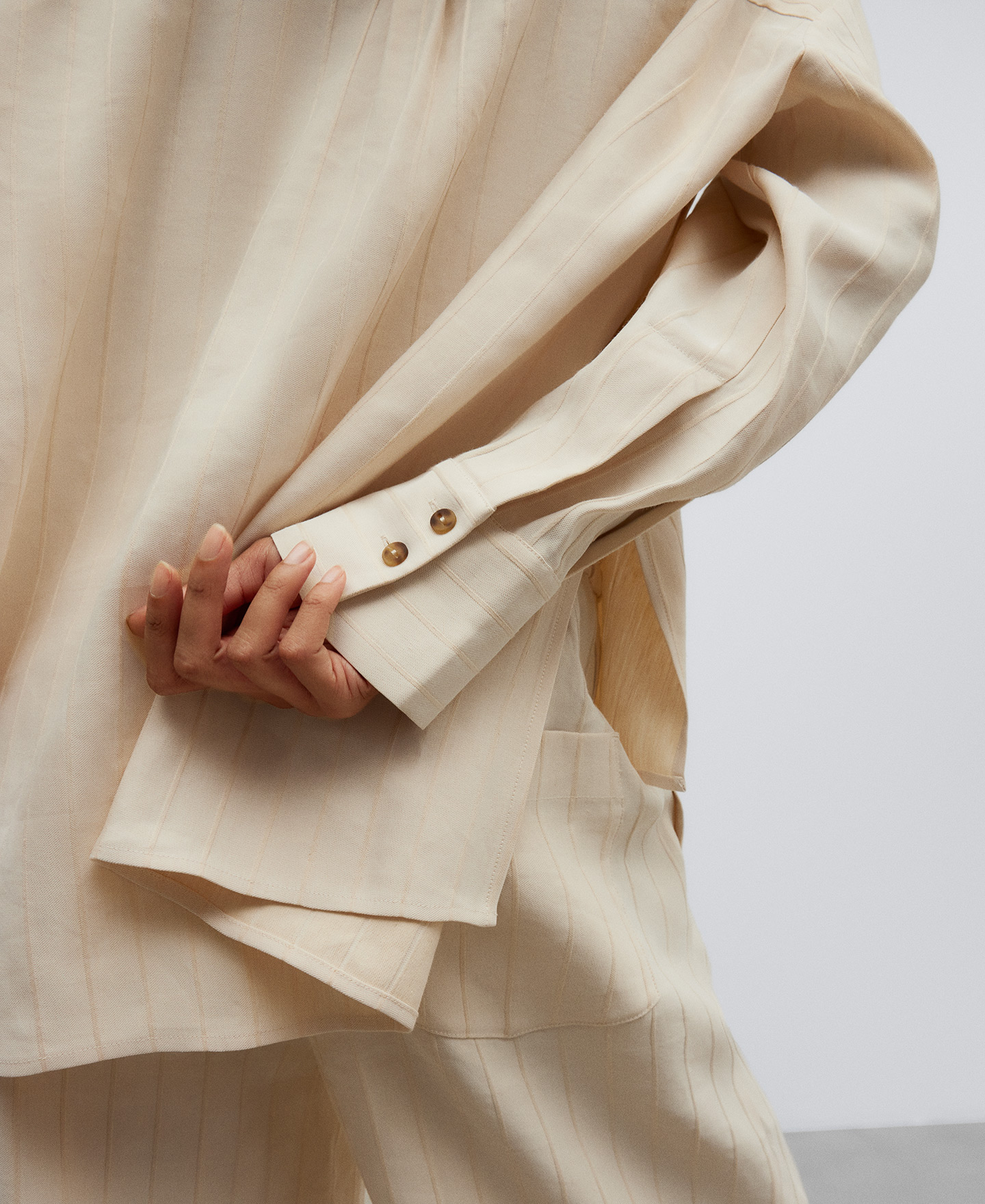 Camisa en lino beis mujer image number 3