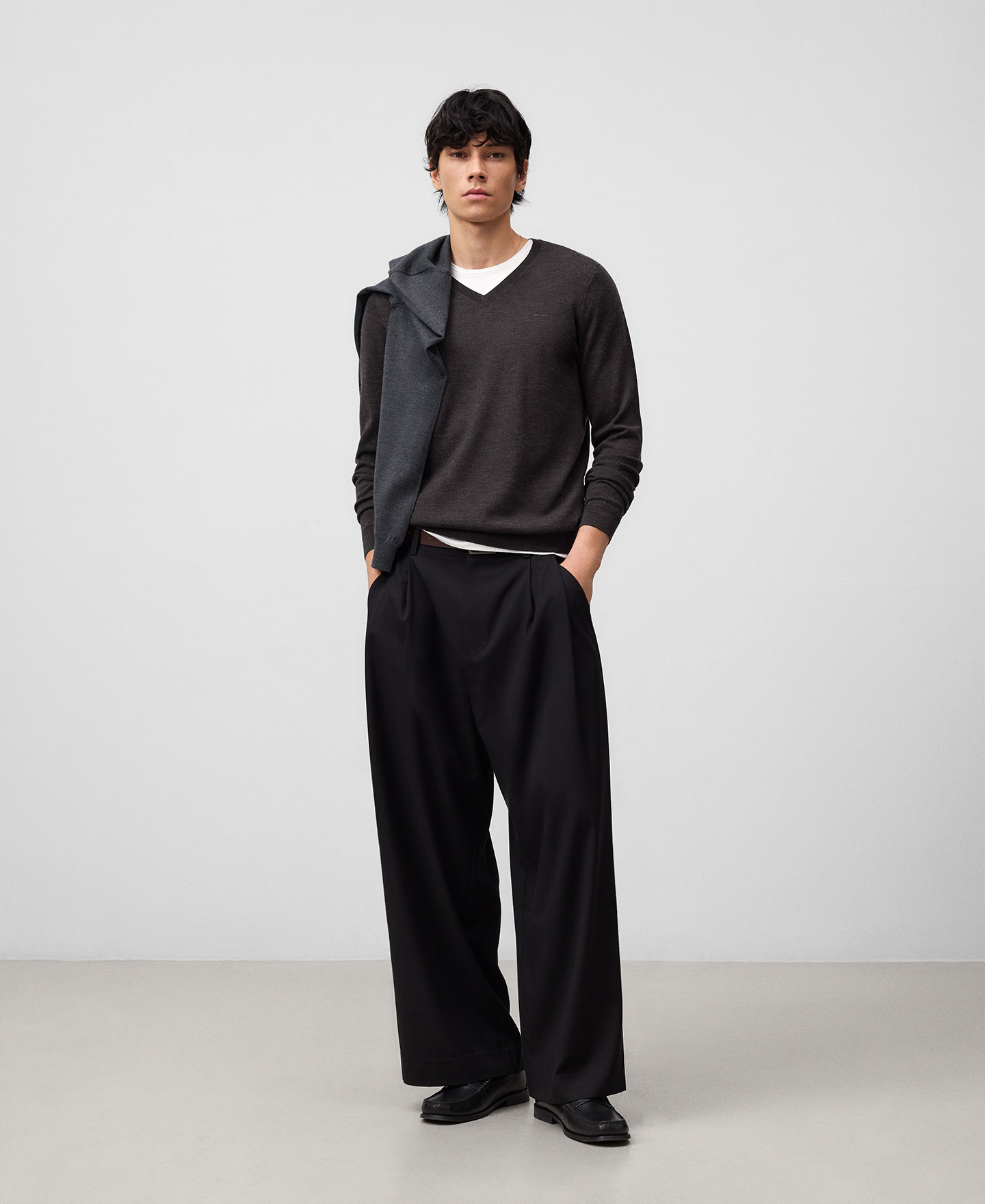 Merino wool V-neck sweater man image number 1
