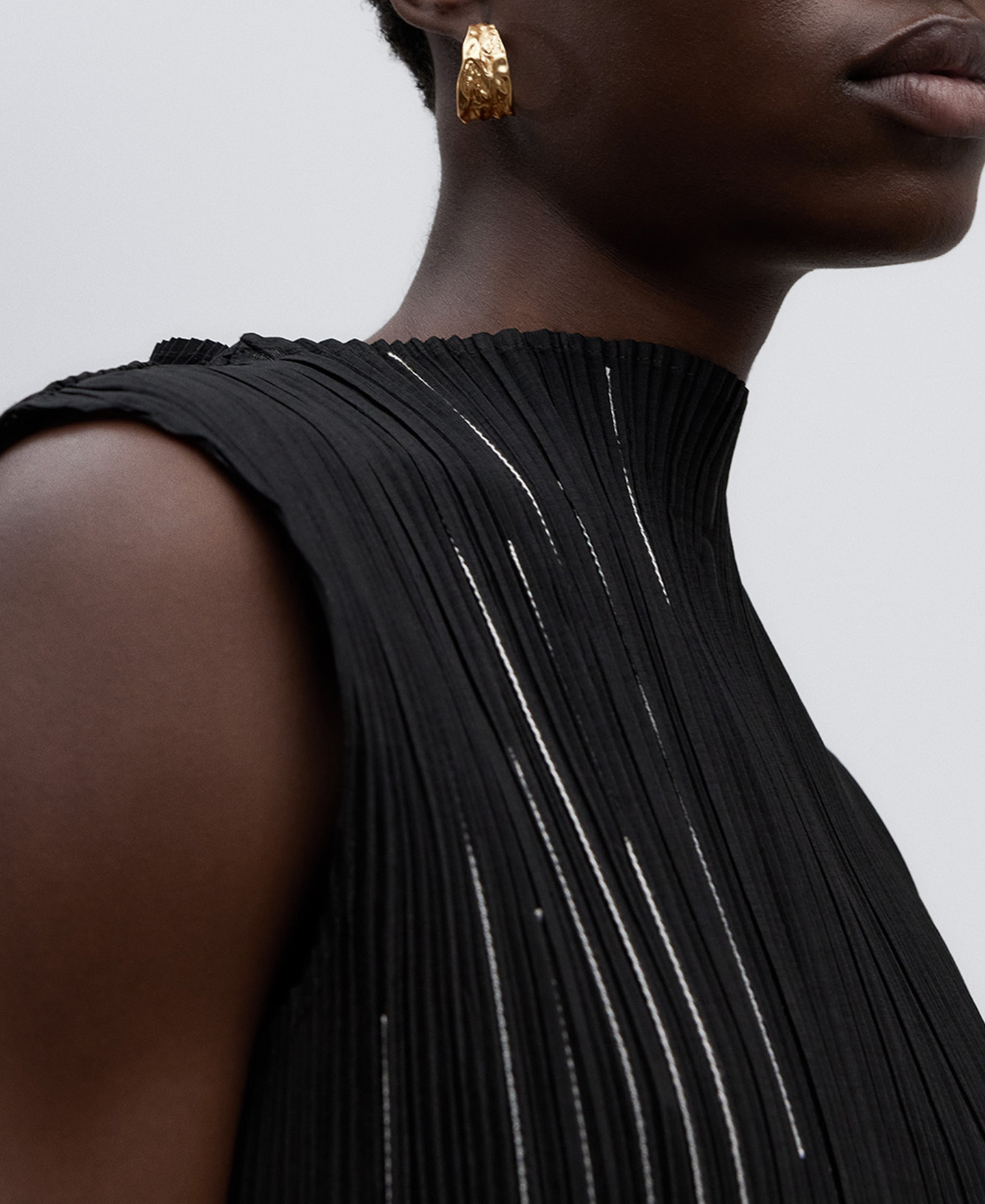 Black top in crinkle for women image number 3