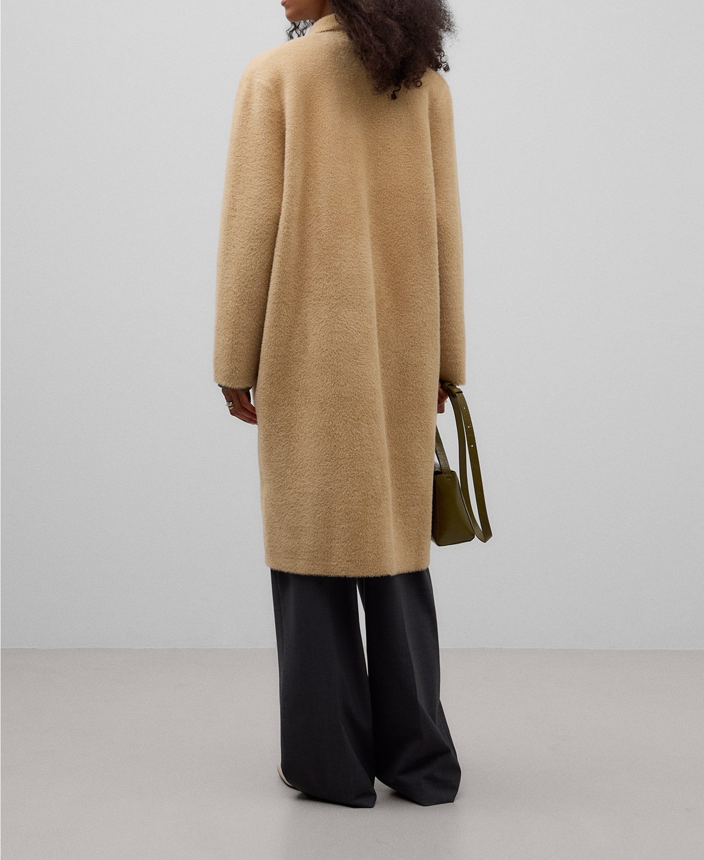 Abrigo efecto pelo camel mujer image number 2