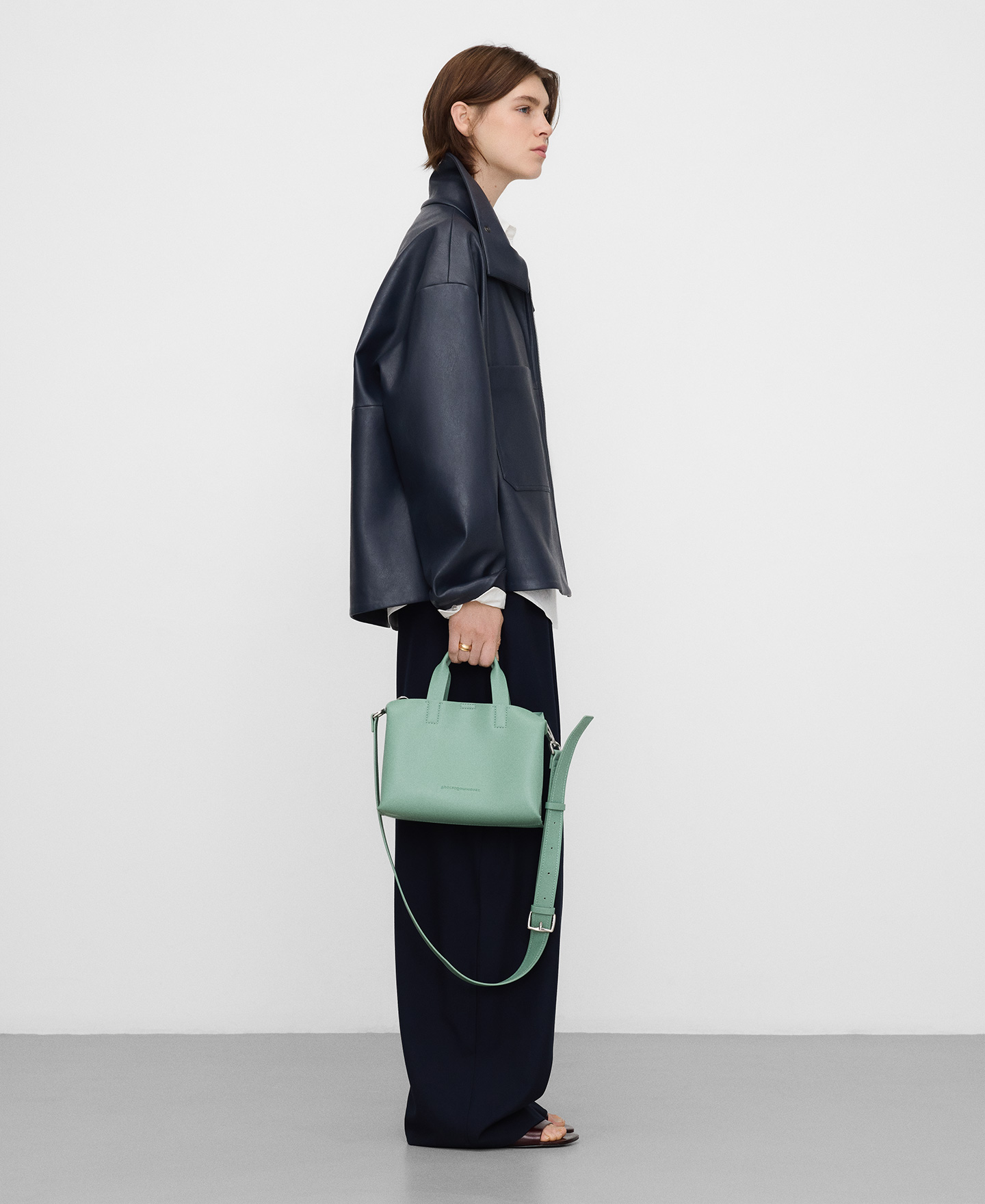 Cal&ccedil;as plissadas com corte largo image number 4