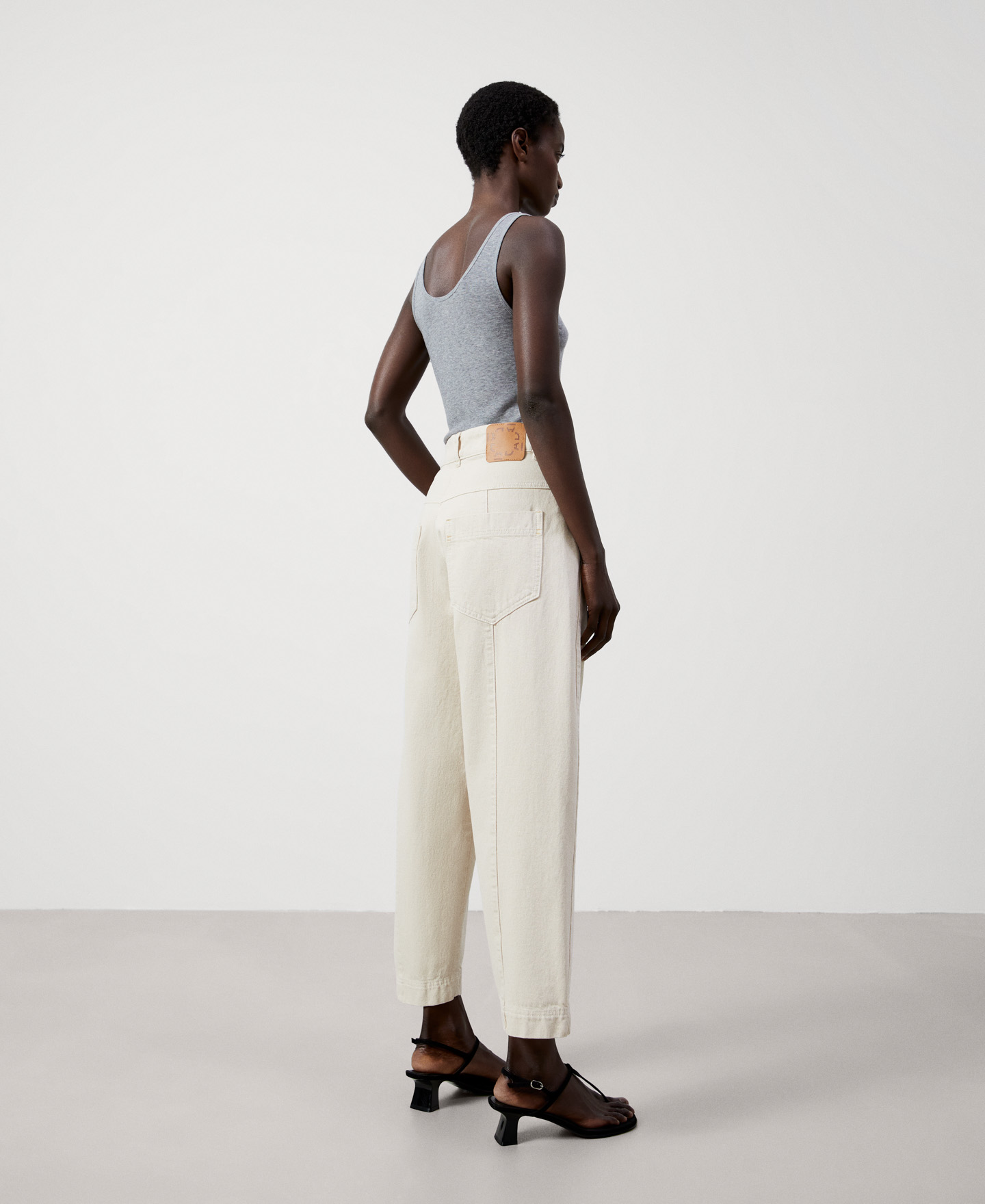 Organic cotton carrot jeans image number 2