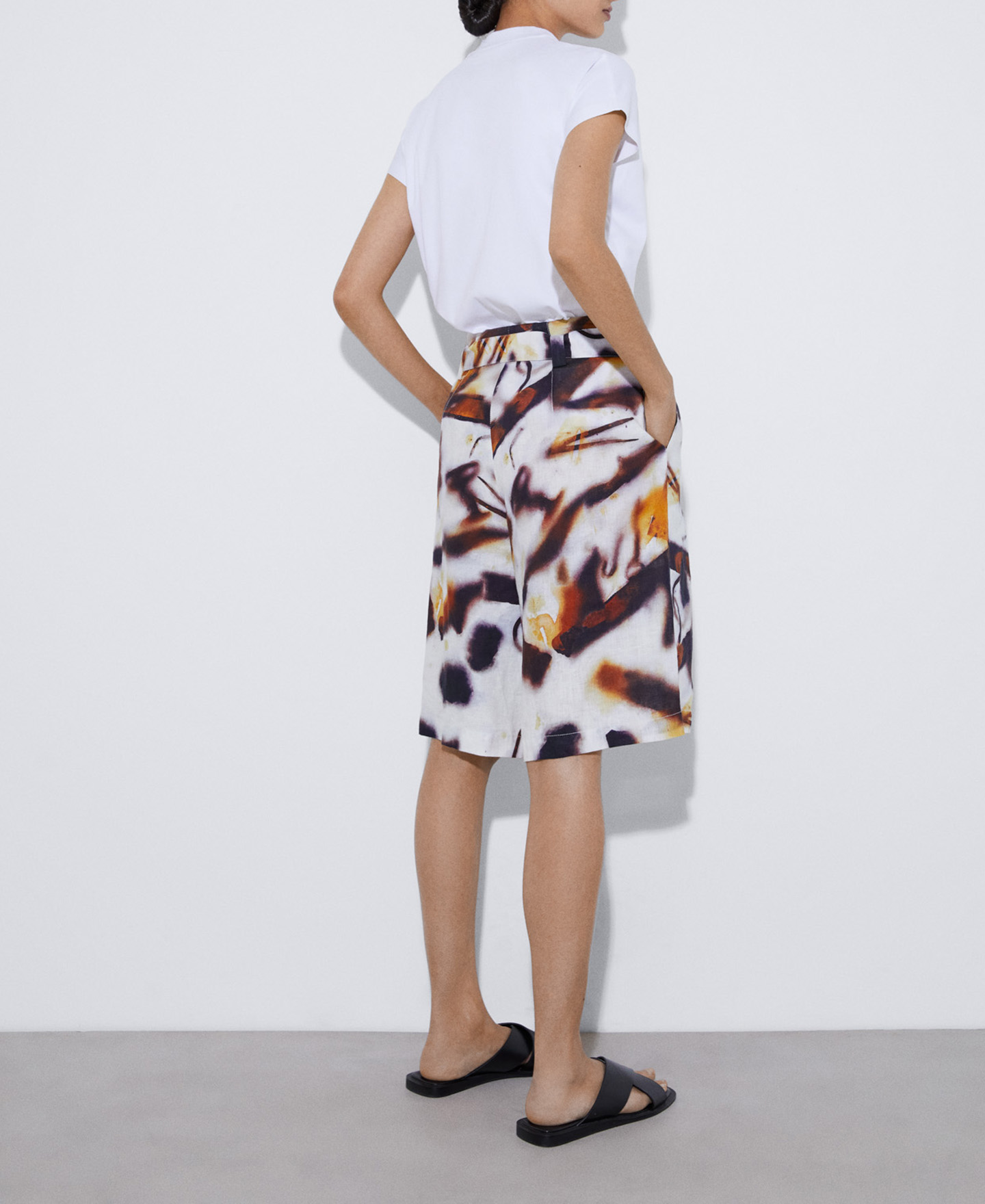 Knee-length linen Bermuda shorts image number 2