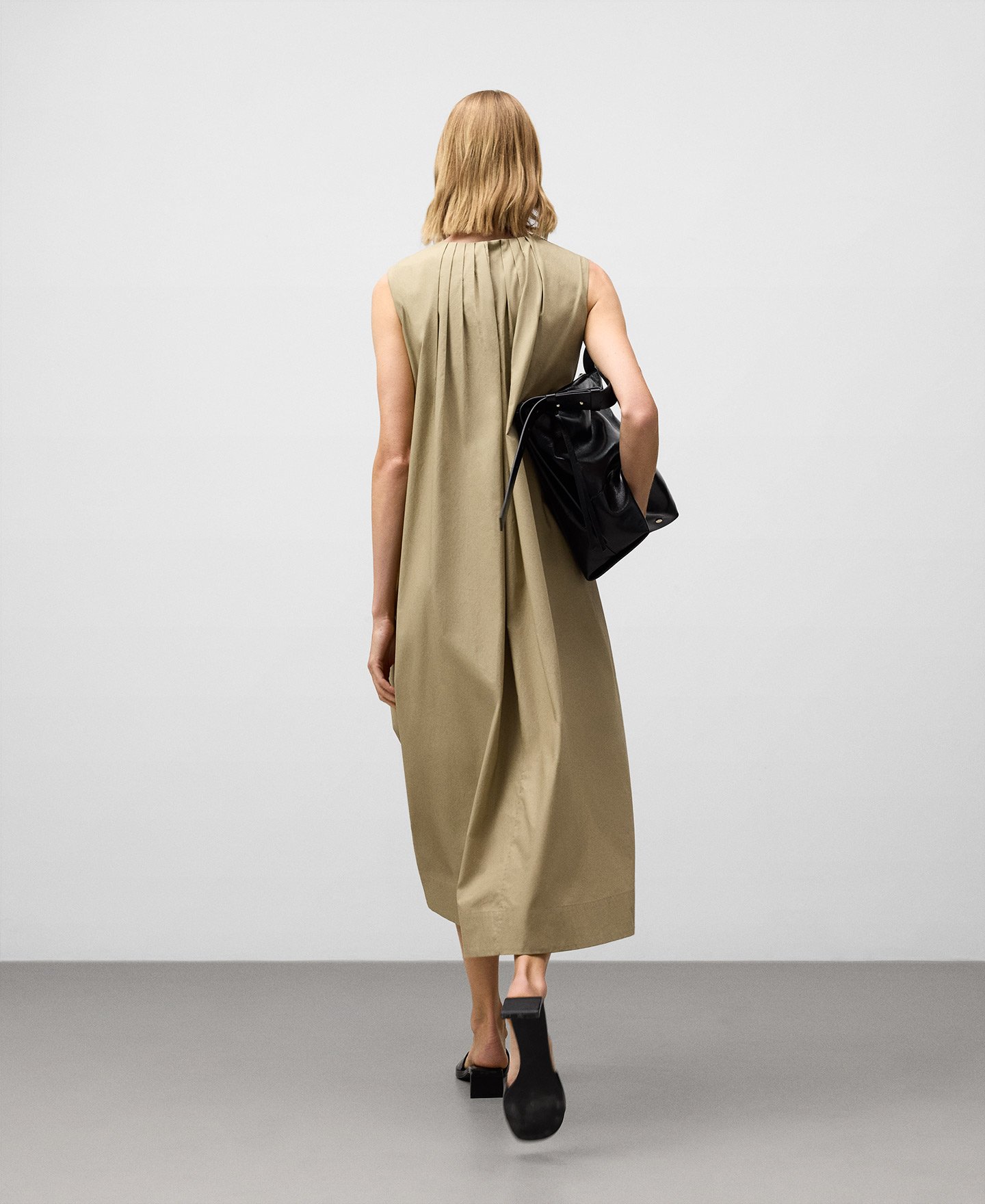 Pleated dress with chain detail woman image number 2
