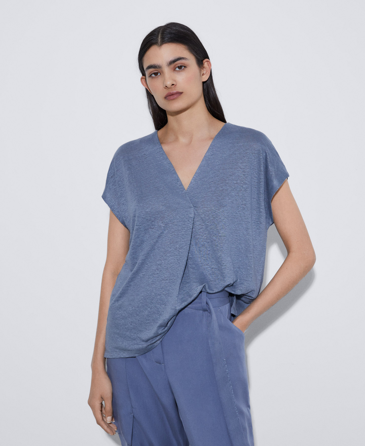 Camiseta escote pico en lino image number 0