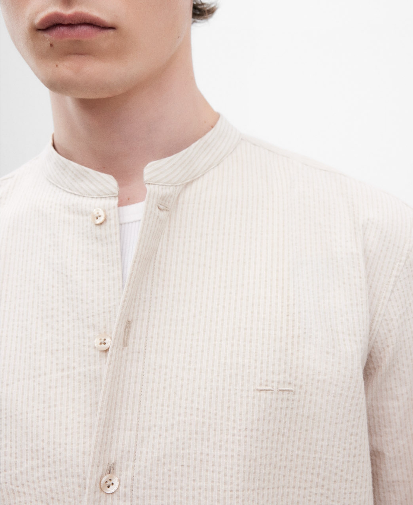 Camisa regular fit en color arena image number 3