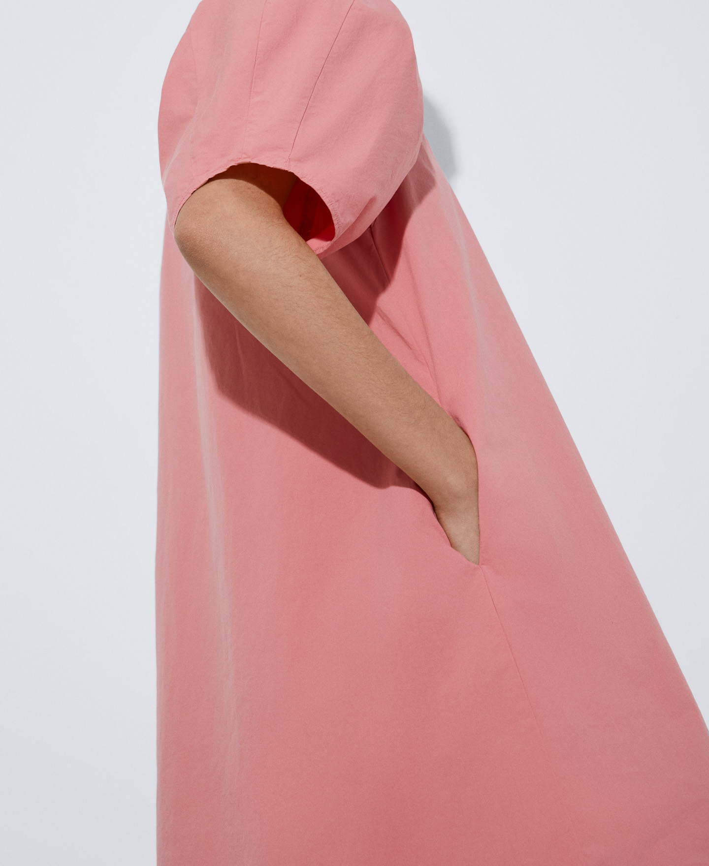 Short dress with puffed sleeves image number 3