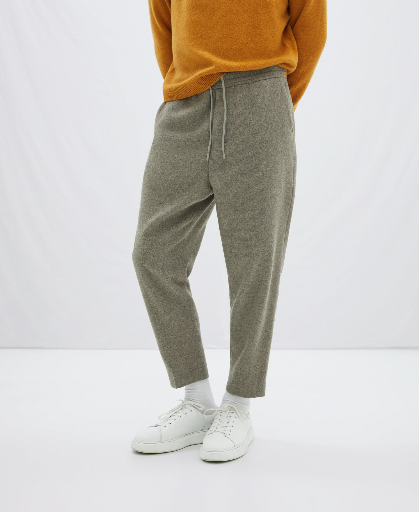 Pantalón carrot elástico en cintura image number 0