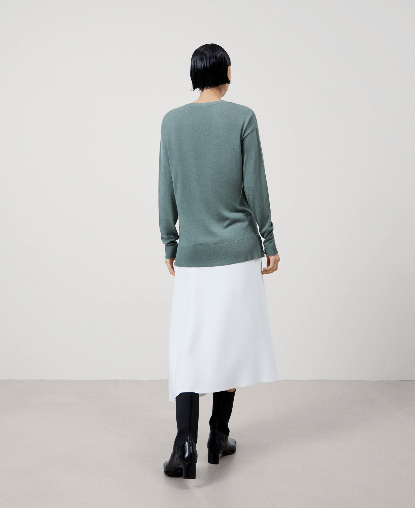 Camisola com decote em V em lã merino image number 2