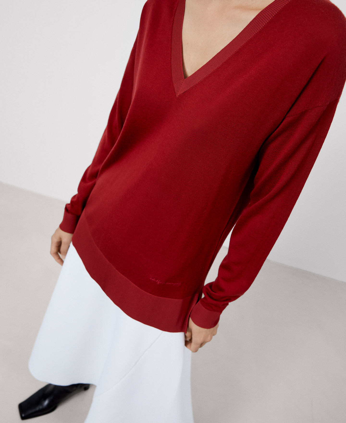 Merino wool V-neck sweater image number 3