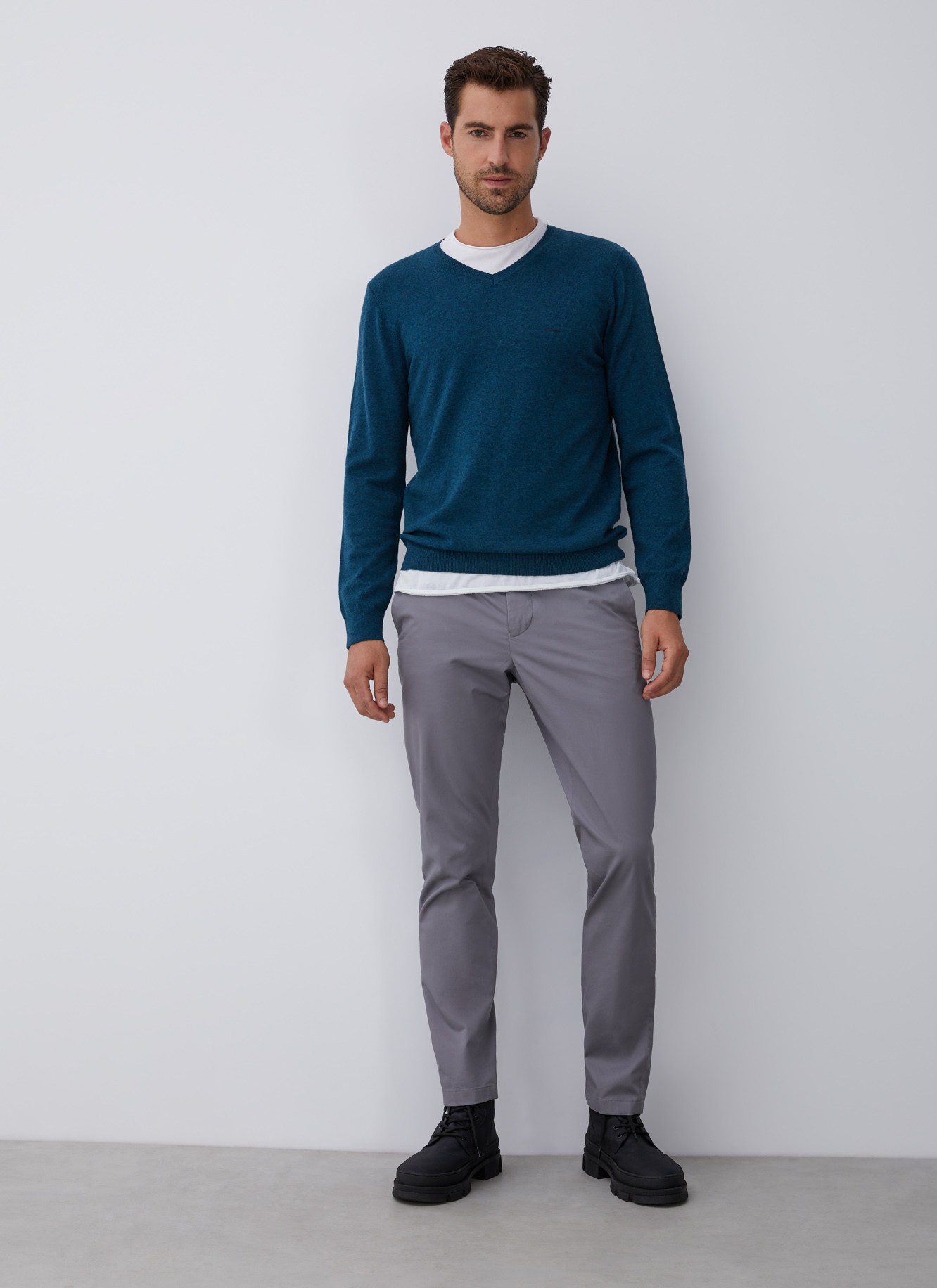Jersey en merino con cuello pico image number 5