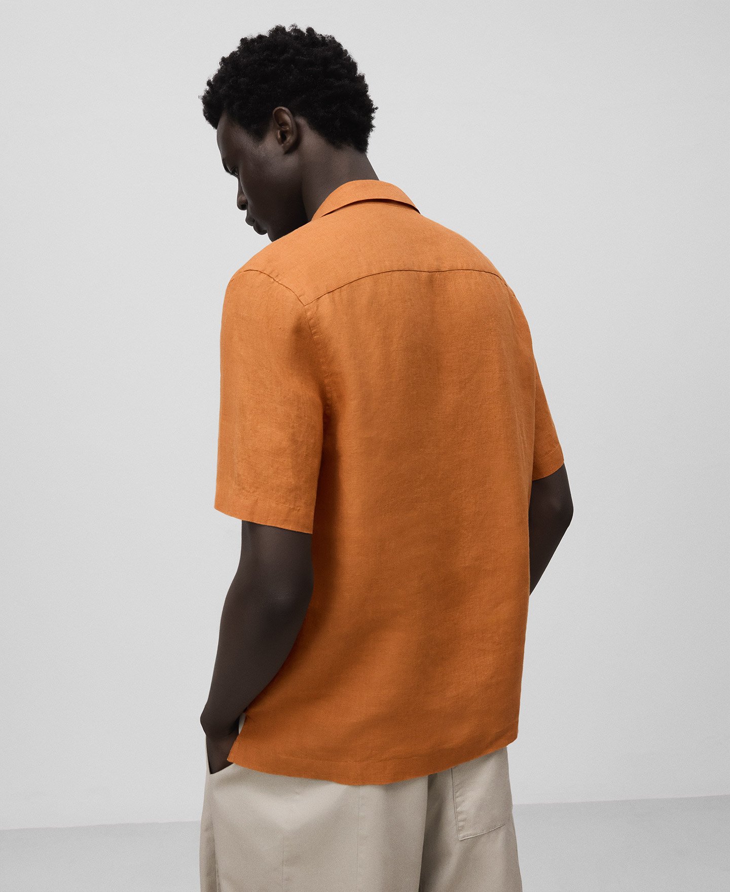 European linen bowling collar shirt man image number 2