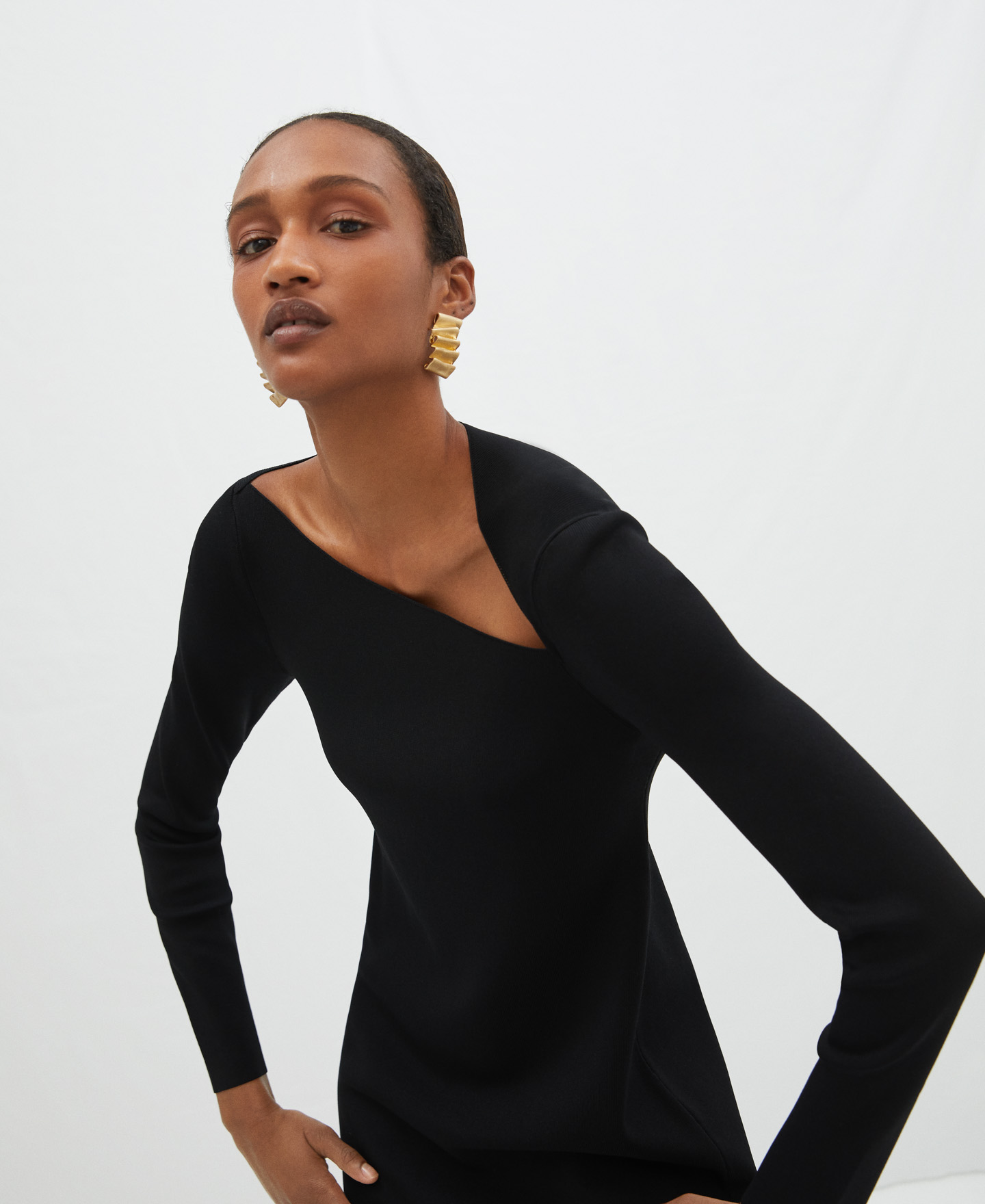 Asymmetric neckline rubber knit dress image number 3