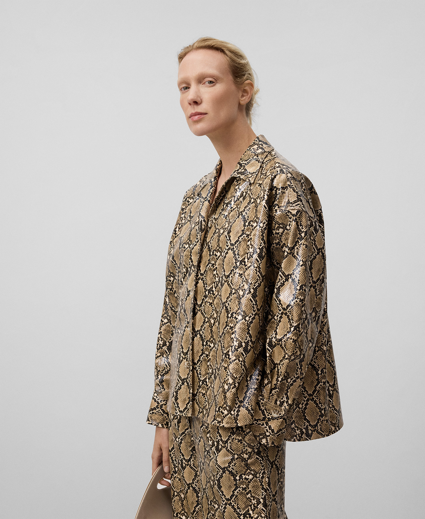 Sobrecamisa animal print mujer image number 0